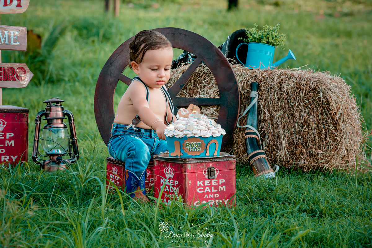fotos externas - smash de cake - meu mundo azul - fotos em família - fotos infantis - fotos com bolo - fotos infantis country  - menino - Drica studio - fotografias - Xinguara - Pará - 1 aninho - meu primeiro aninho - acompanhamento mensal - fazenda