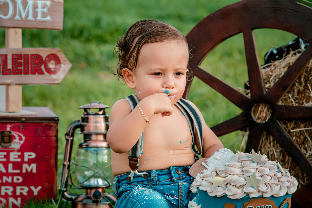 fotos externas - smash de cake - meu mundo azul - fotos em família - fotos infantis - fotos com bolo - fotos infantis country  - menino - Drica studio - fotografias - Xinguara - Pará - 1 aninho - meu primeiro aninho - acompanhamento mensal - fazenda