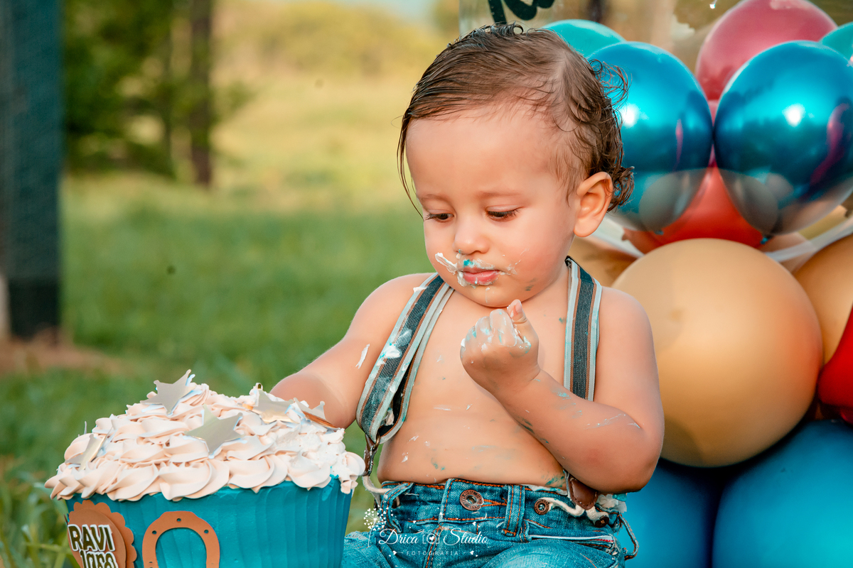 fotos externas - smash de cake - meu mundo azul - fotos em família - fotos infantis - fotos com bolo - fotos infantis country  - menino - Drica studio - fotografias - Xinguara - Pará - 1 aninho - meu primeiro aninho - acompanhamento mensal - fazenda