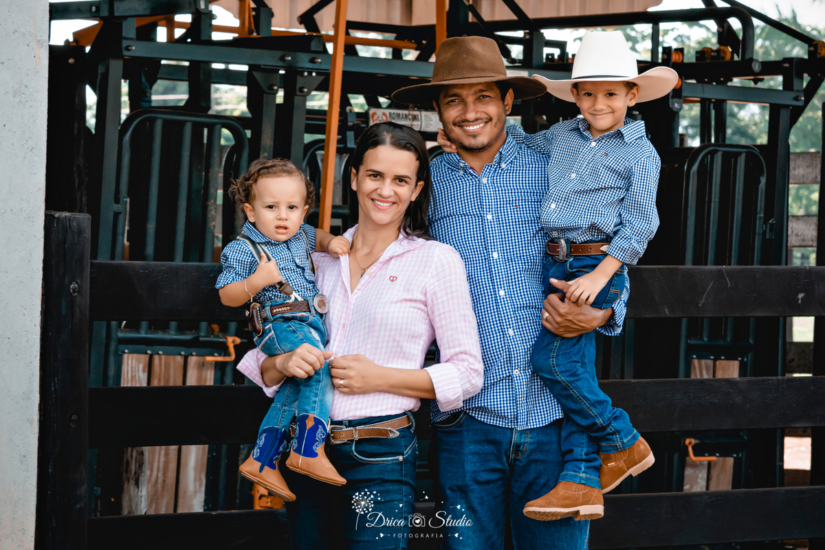 fotos externas - smash de cake - meu mundo azul - fotos em família - fotos infantis - fotos com bolo - fotos infantis country  - menino - Drica studio - fotografias - Xinguara - Pará - 1 aninho - meu primeiro aninho - acompanhamento mensal 