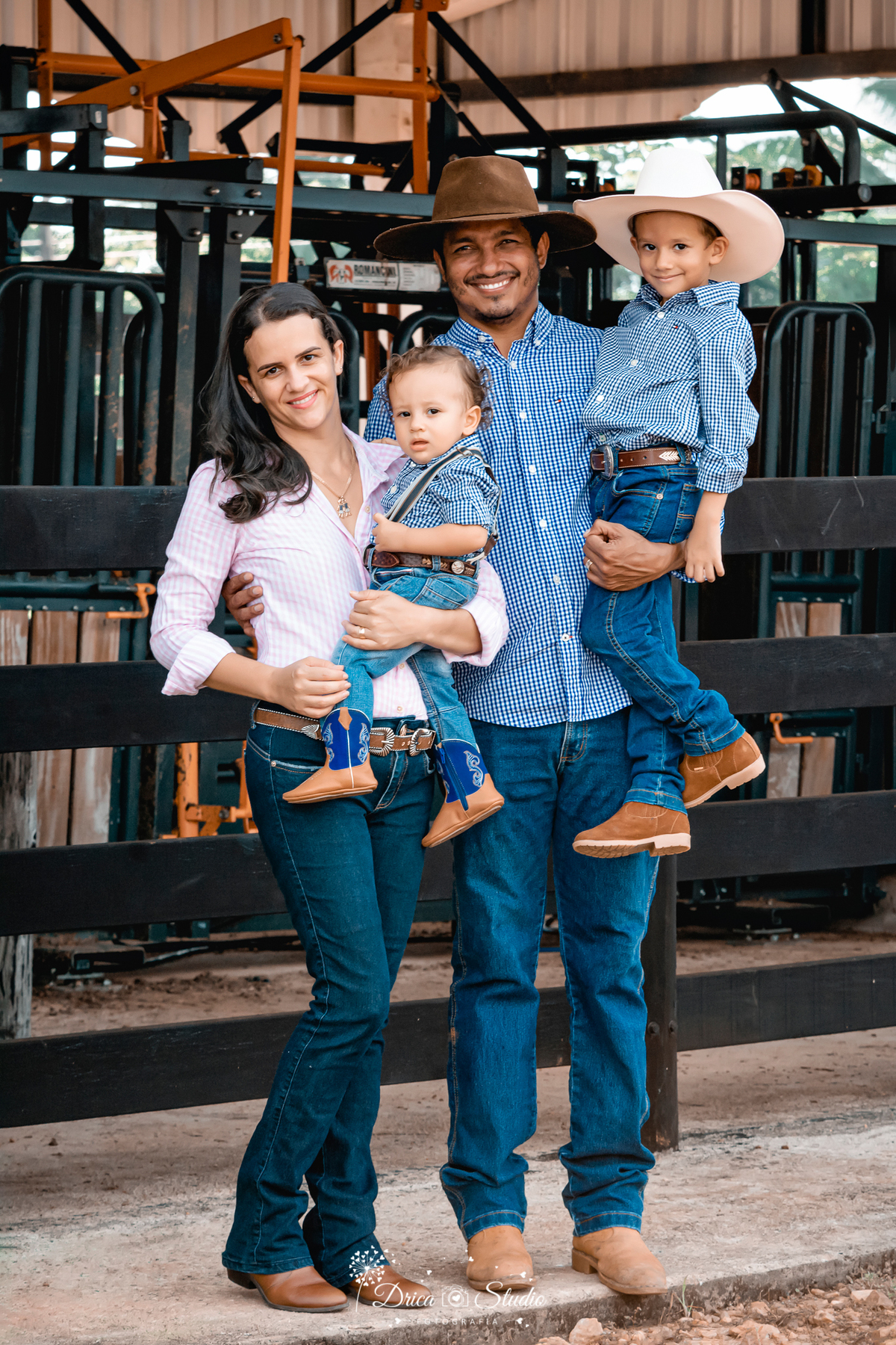 fotos externas - smash de cake - meu mundo azul - fotos em família - fotos infantis - fotos com bolo - fotos infantis country  - menino - Drica studio - fotografias - Xinguara - Pará - 1 aninho - meu primeiro aninho - acompanhamento mensal 