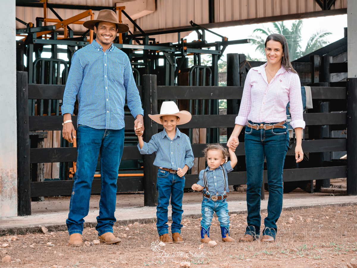 fotos externas - smash de cake - meu mundo azul - fotos em família - fotos infantis - fotos com bolo - fotos infantis country  - menino - Drica studio - fotografias - Xinguara - Pará - 1 aninho - meu primeiro aninho - acompanhamento mensal 