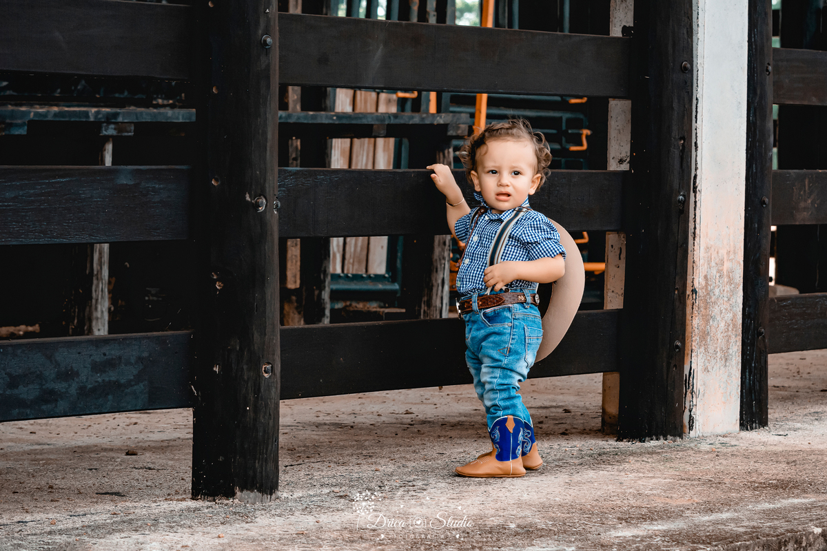 fotos externas - smash de cake - meu mundo azul - fotos em família - fotos infantis - fotos com bolo - fotos infantis country  - menino - Drica studio - fotografias - Xinguara - Pará - 1 aninho - meu primeiro aninho - acompanhamento mensal 