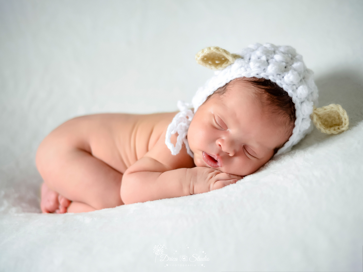 Newborn - menino - meu mundo azul - newborn masculino - fotos delicadas - fotos infantis delicadas - fotografa infantil - príncipe - fotos em estúdio - fotos de recém nascido dormindo - Xinguara - Pará - drica studio - fotografia 