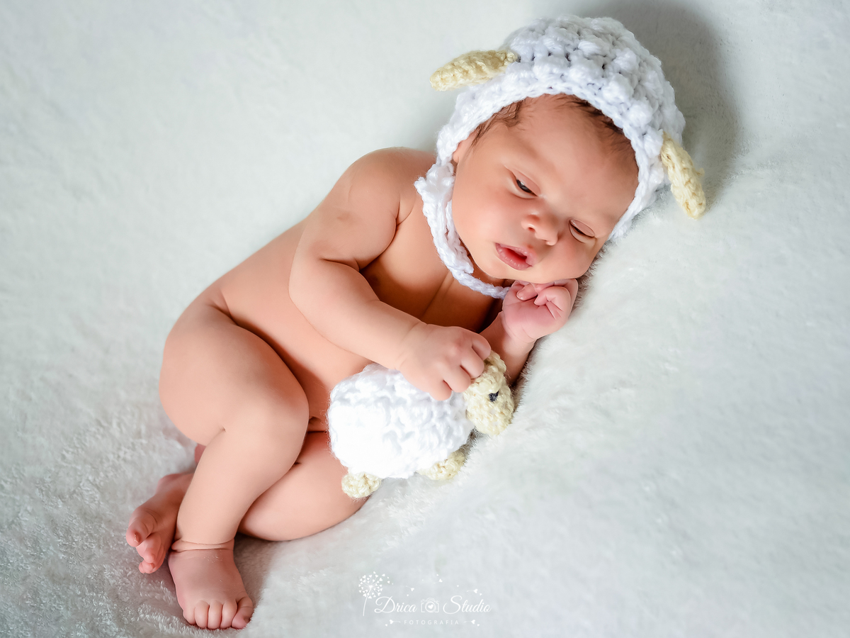 Newborn - menino - meu mundo azul - newborn masculino - fotos delicadas - fotos infantis delicadas - fotografa infantil - príncipe - fotos em estúdio - fotos de recém nascido dormindo - Xinguara - Pará - drica studio - fotografia 