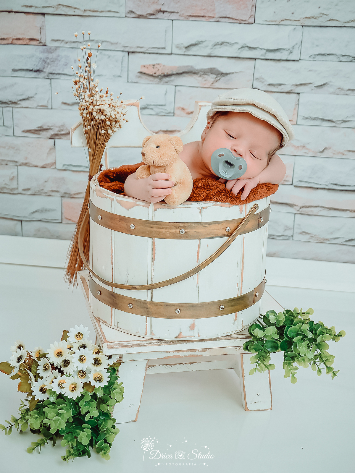 Newborn - menino - meu mundo azul - newborn masculino - fotos delicadas - fotos infantis delicadas - fotografa infantil - príncipe - fotos em estúdio - fotos de recém nascido dormindo - Xinguara - Pará - drica studio - fotografia 