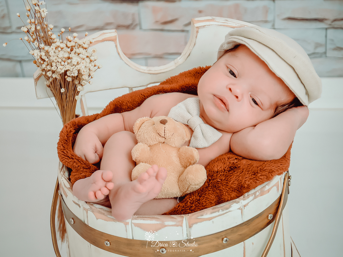 Newborn - menino - meu mundo azul - newborn masculino - fotos delicadas - fotos infantis delicadas - fotografa infantil - príncipe - fotos em estúdio - fotos de recém nascido dormindo - Xinguara - Pará - drica studio - fotografia 