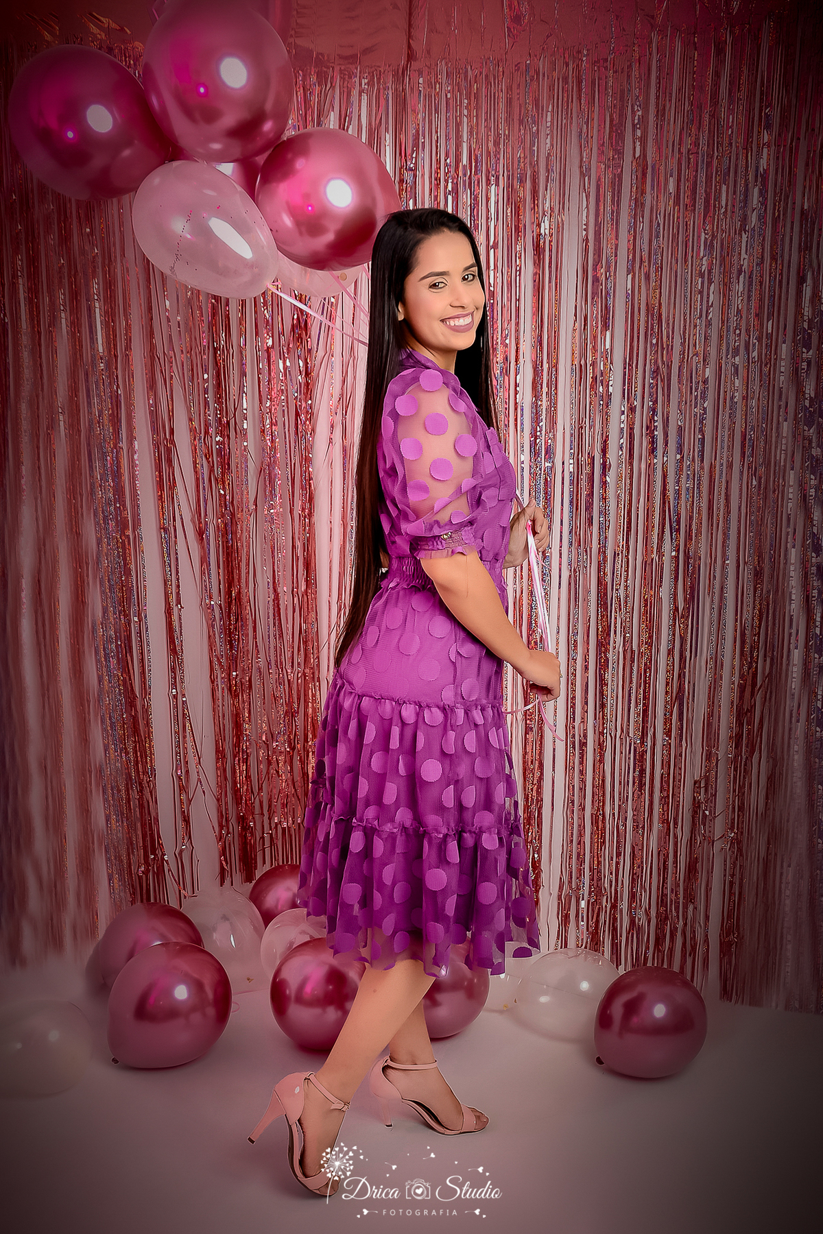 book - 25 anos - mulher - fotos em estúdio - família - fundo rosa - fotografia - fotos criativas em estudio - balões - drica studio - fotografia - xinguara - pará - fotografa no pará