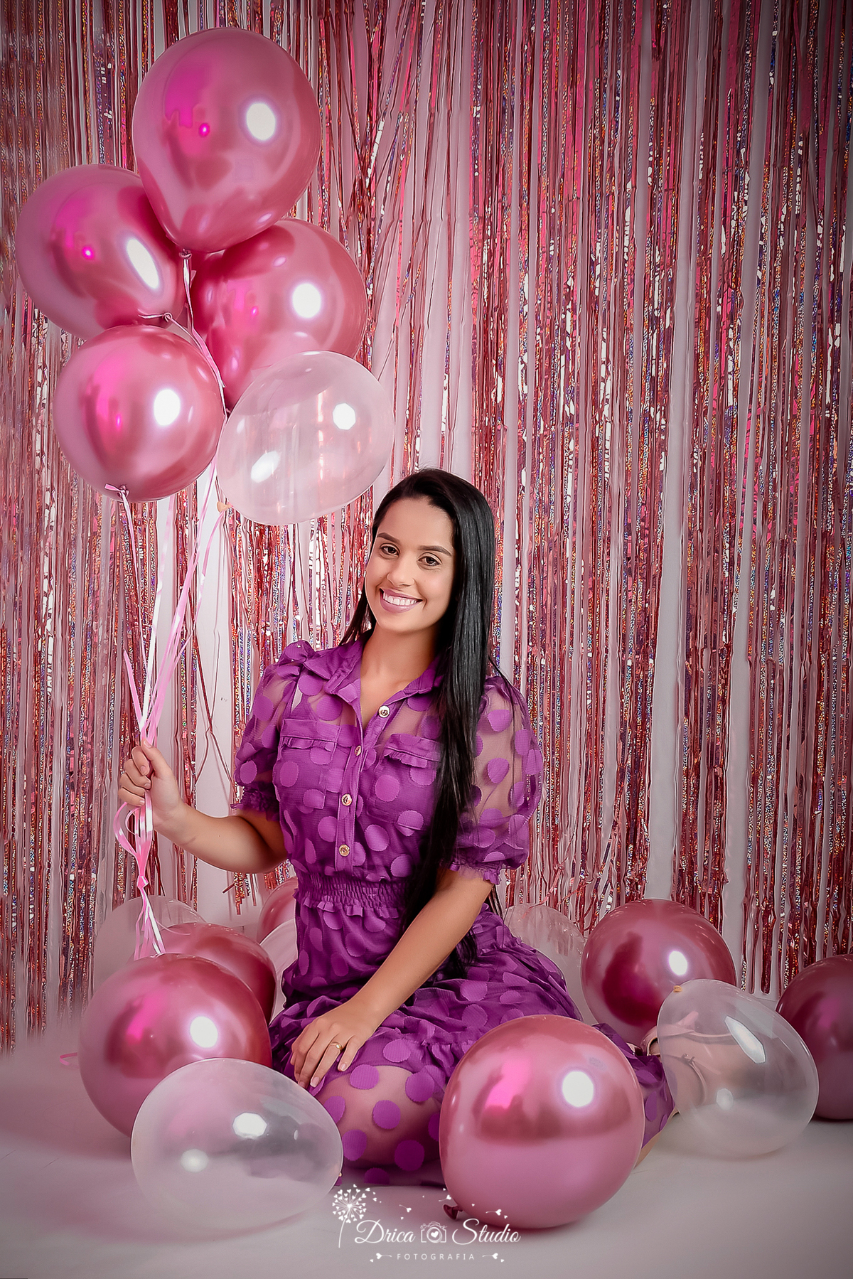 book - 25 anos - mulher - fotos em estúdio - família - fundo rosa - fotografia - fotos criativas em estudio - balões - drica studio - fotografia - xinguara - pará - fotografa no pará