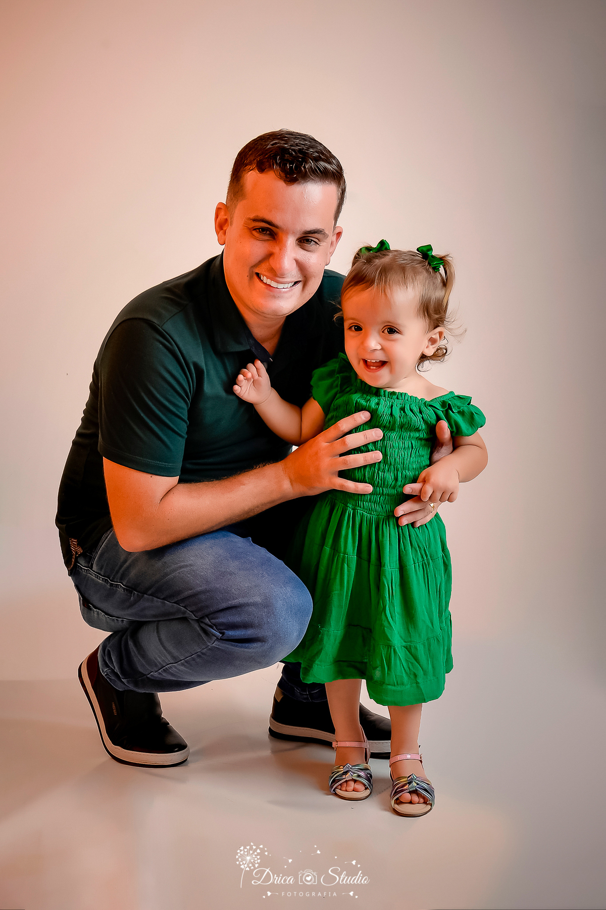 book - 25 anos - mulher - fotos em estúdio - família - fundo rosa - fotografia - fotos criativas em estudio - balões - drica studio - fotografia - xinguara - pará - fotografa no pará