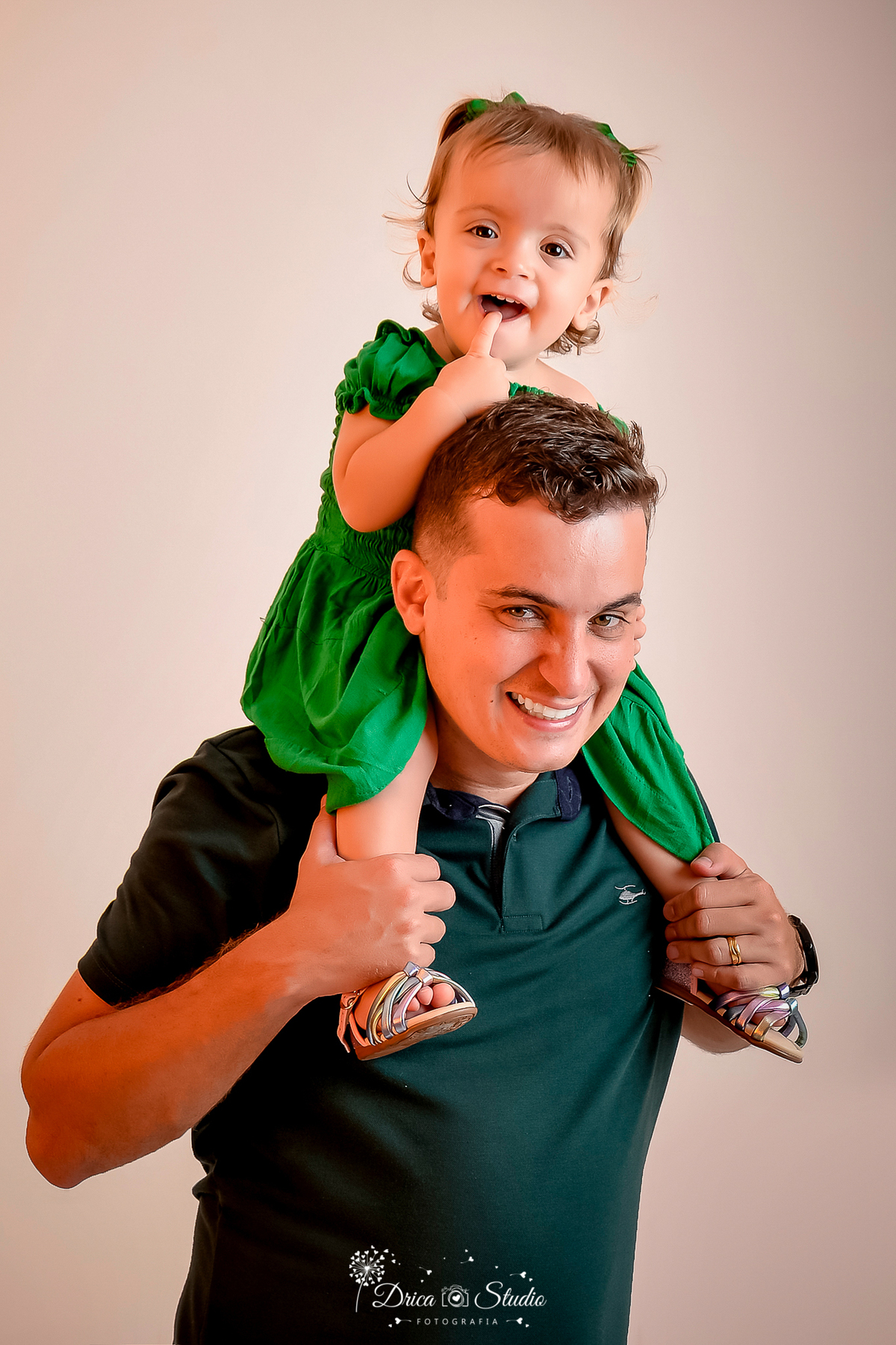 book - 25 anos - mulher - fotos em estúdio - família - fundo rosa - fotografia - fotos criativas em estudio - balões - drica studio - fotografia - xinguara - pará - fotografa no pará