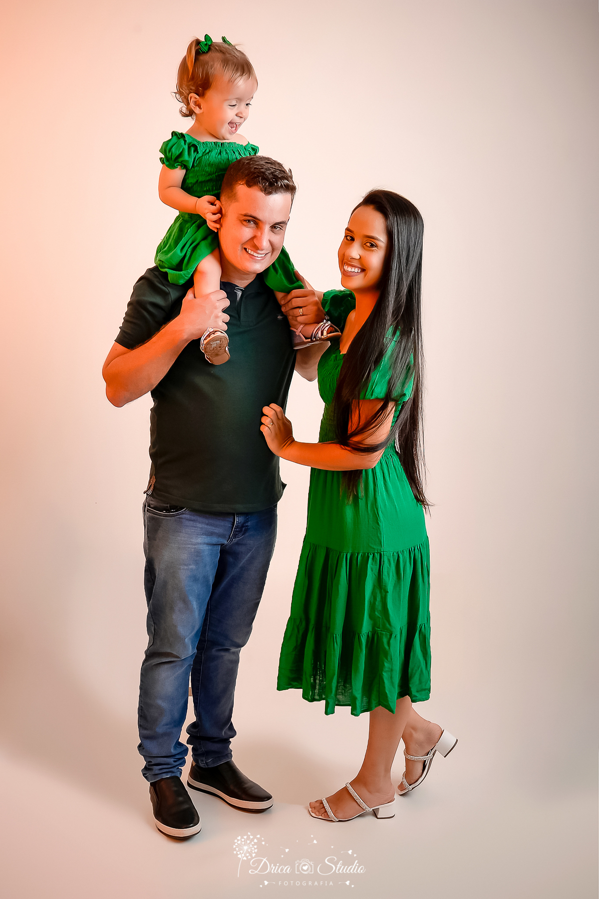 book - 25 anos - mulher - fotos em estúdio - família - fundo rosa - fotografia - fotos criativas em estudio - balões - drica studio - fotografia - xinguara - pará - fotografa no pará