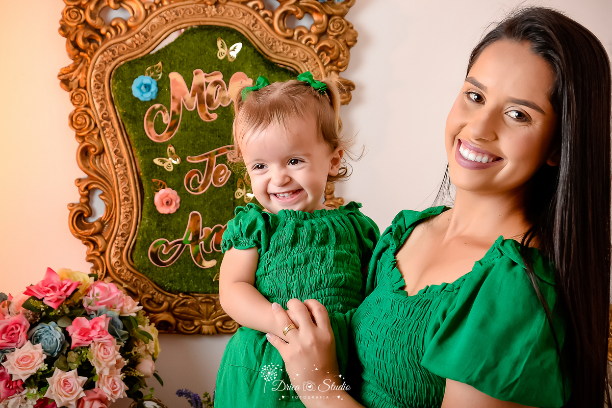 book - 25 anos - mulher - fotos em estúdio - família - fundo rosa - fotografia - fotos criativas em estudio - balões - drica studio - fotografia - xinguara - pará - fotografa no pará