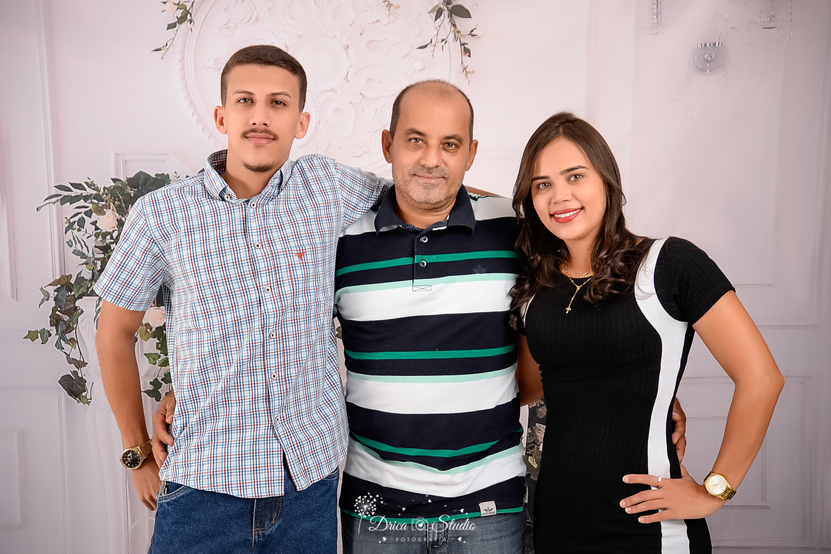 Família - pai e filhos - mãe e filhos - pai - mãe - fotos em família - fotos em estúdio -  família feliz - Xinguara - Pará - Drica studio - fotografia - ensaio família -  fotos em estúdio com família