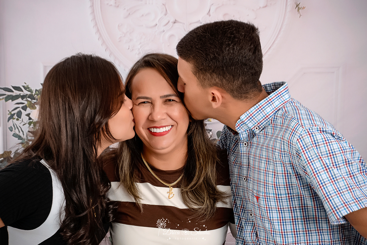 Família - pai e filhos - mãe e filhos - pai - mãe - fotos em família - fotos em estúdio -  família feliz - Xinguara - Pará - Drica studio - fotografia - ensaio família -  fotos em estúdio com família