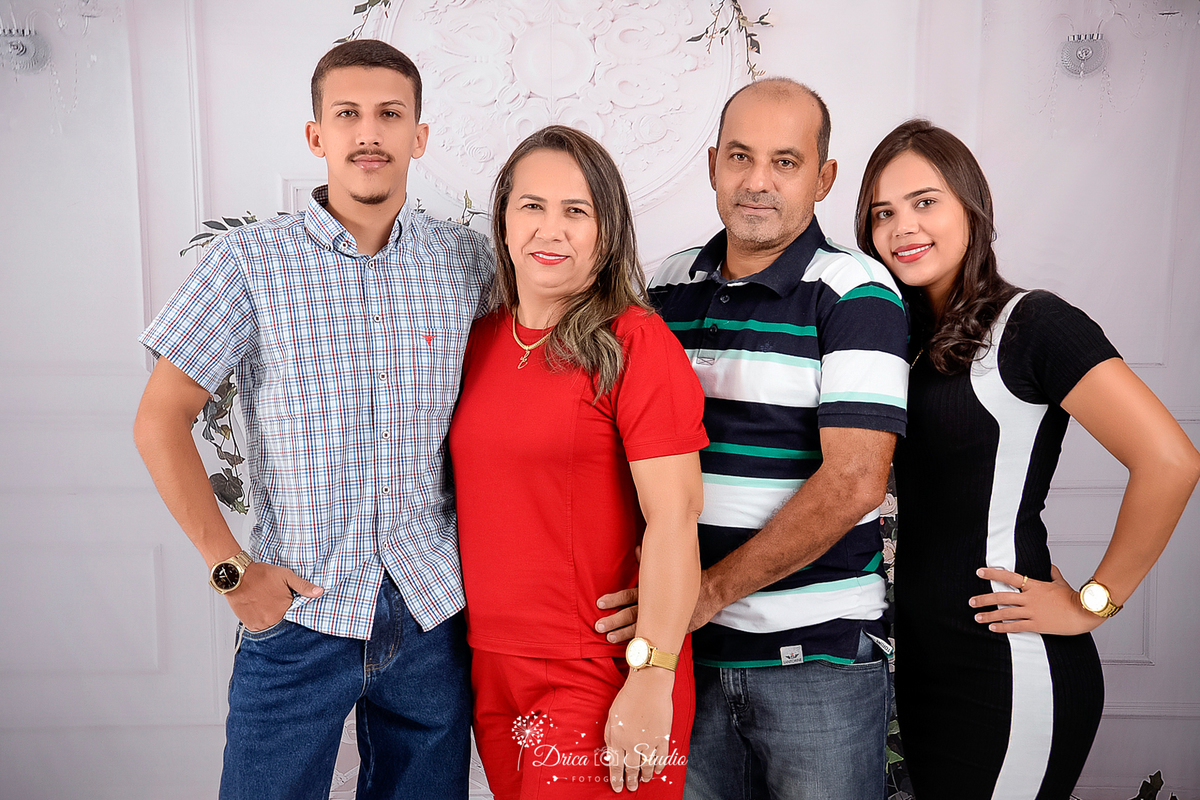Família - pai e filhos - mãe e filhos - pai - mãe - fotos em família - fotos em estúdio -  família feliz - Xinguara - Pará - Drica studio - fotografia - ensaio família -  fotos em estúdio com família