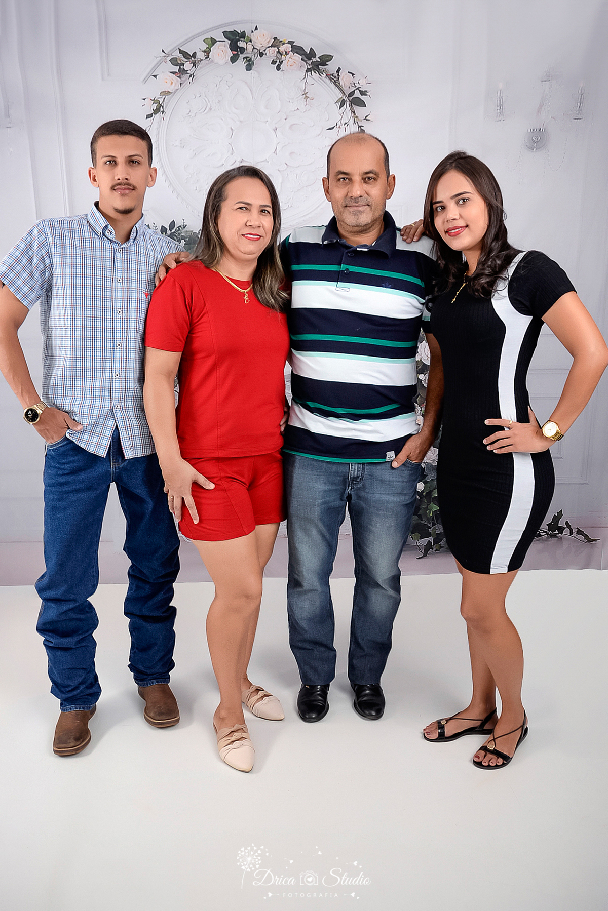 Família - pai e filhos - mãe e filhos - pai - mãe - fotos em família - fotos em estúdio -  família feliz - Xinguara - Pará - Drica studio - fotografia - ensaio família -  fotos em estúdio com família
