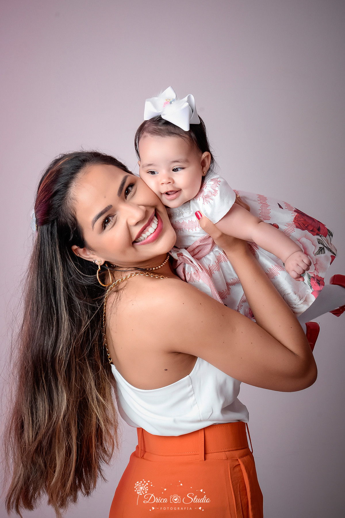 mãe e filha - fotos em estudio - fotos mãe e filha em estúdio -  bebê - kids - cenário infantil - cenário com flores - menina - mulher - 6 meses - Xinguara - Pará - Drica studio - fotografia