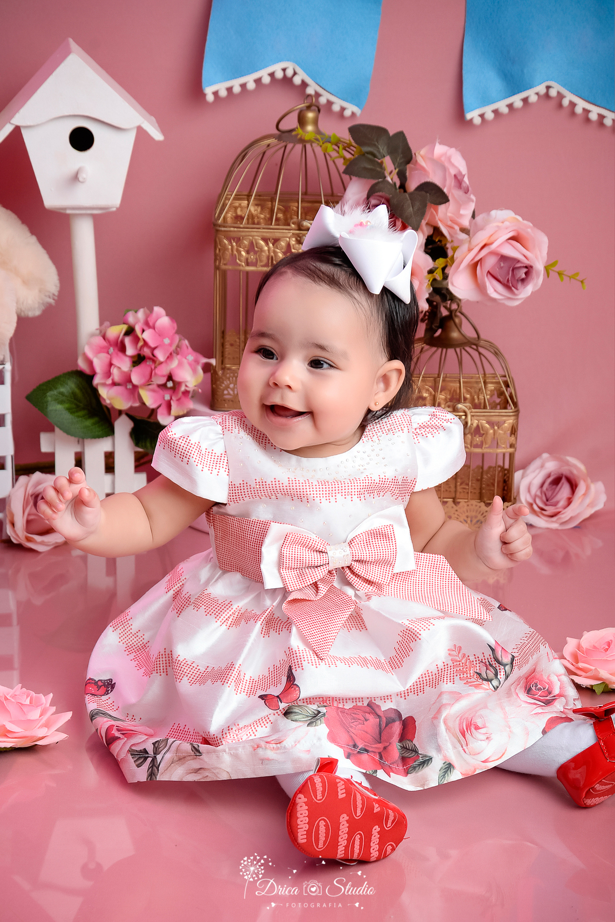 mãe e filha - fotos em estudio - fotos mãe e filha em estúdio -  bebê - kids - cenário infantil - cenário com flores - menina - mulher - 6 meses - Xinguara - Pará - Drica studio - fotografia