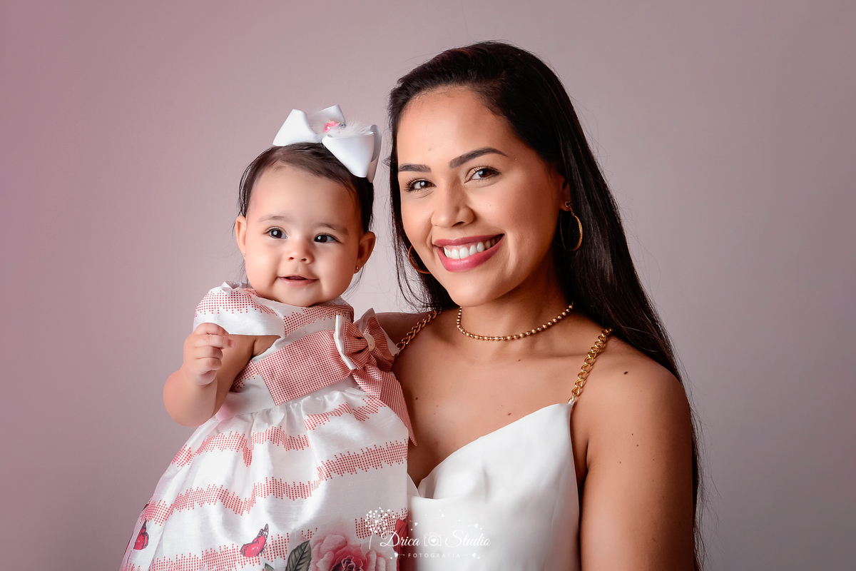 mãe e filha - fotos em estudio - fotos mãe e filha em estúdio -  bebê - kids - cenário infantil - cenário com flores - menina - mulher - 6 meses - Xinguara - Pará - Drica studio - fotografia
