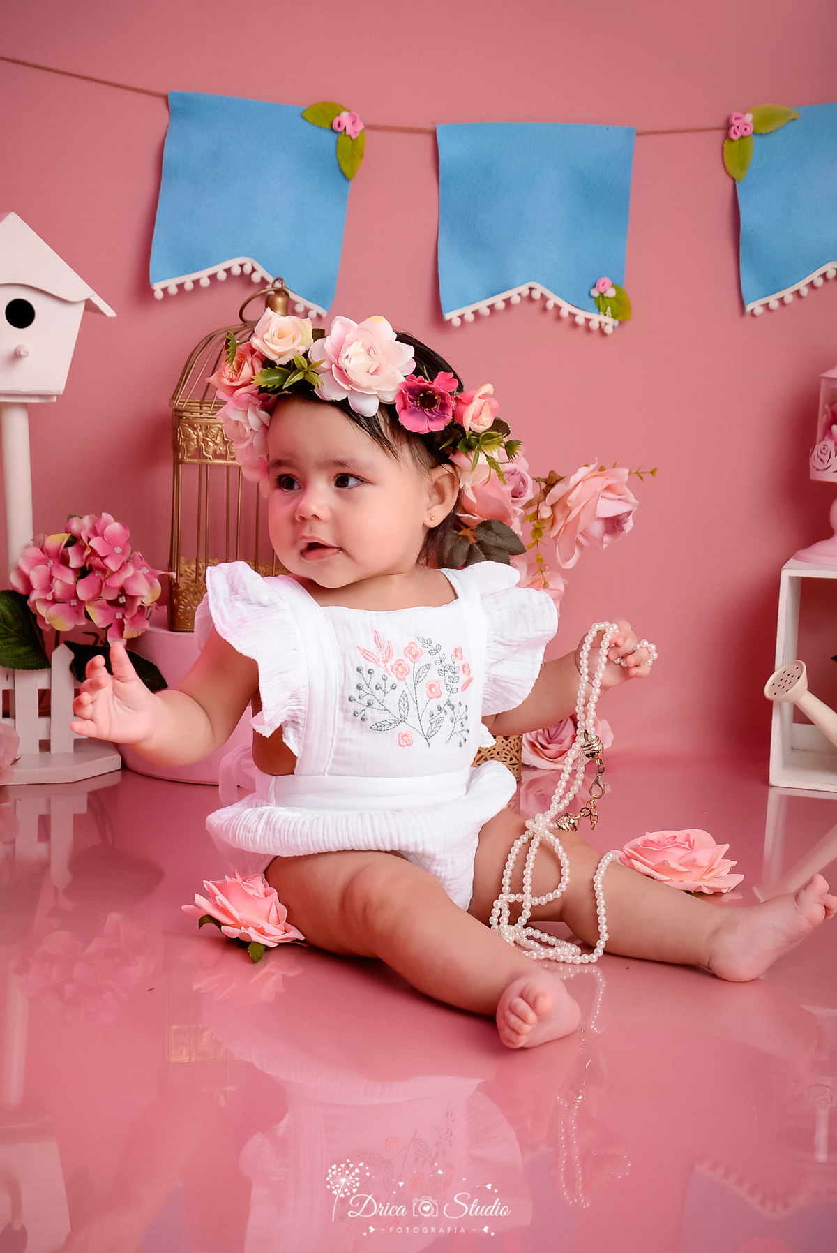 mãe e filha - fotos em estudio - fotos mãe e filha em estúdio -  bebê - kids - cenário infantil - cenário com flores - menina - mulher - 6 meses - Xinguara - Pará - Drica studio - fotografia