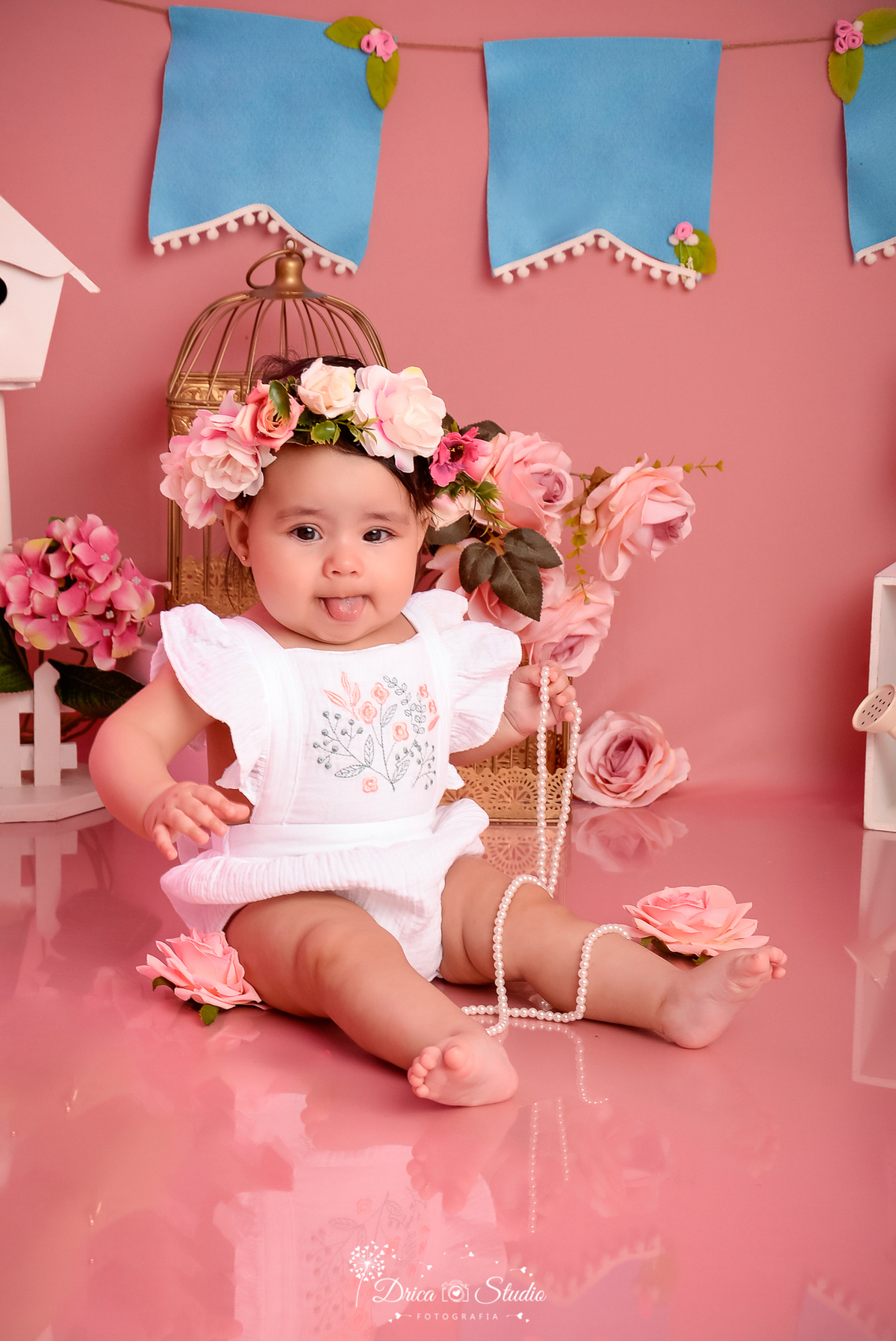 mãe e filha - fotos em estudio - fotos mãe e filha em estúdio -  bebê - kids - cenário infantil - cenário com flores - menina - mulher - 6 meses - Xinguara - Pará - Drica studio - fotografia