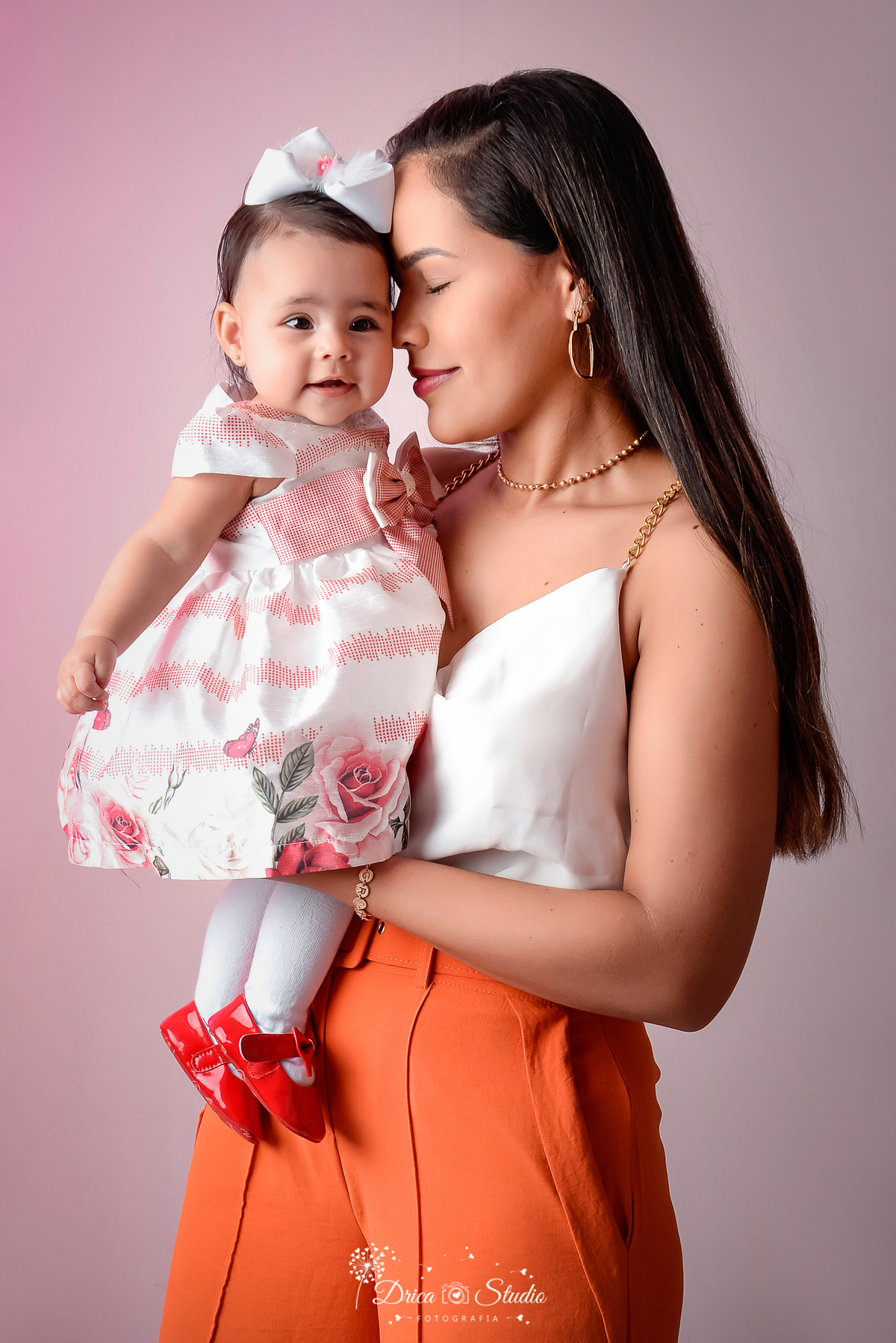 mãe e filha - fotos em estudio - fotos mãe e filha em estúdio -  bebê - kids - cenário infantil - cenário com flores - menina - mulher - 6 meses - Xinguara - Pará - Drica studio - fotografia