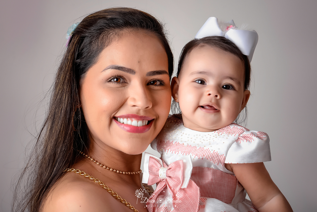 mãe e filha - fotos em estudio - fotos mãe e filha em estúdio -  bebê - kids - cenário infantil - cenário com flores - menina - mulher - 6 meses - Xinguara - Pará - Drica studio - fotografia