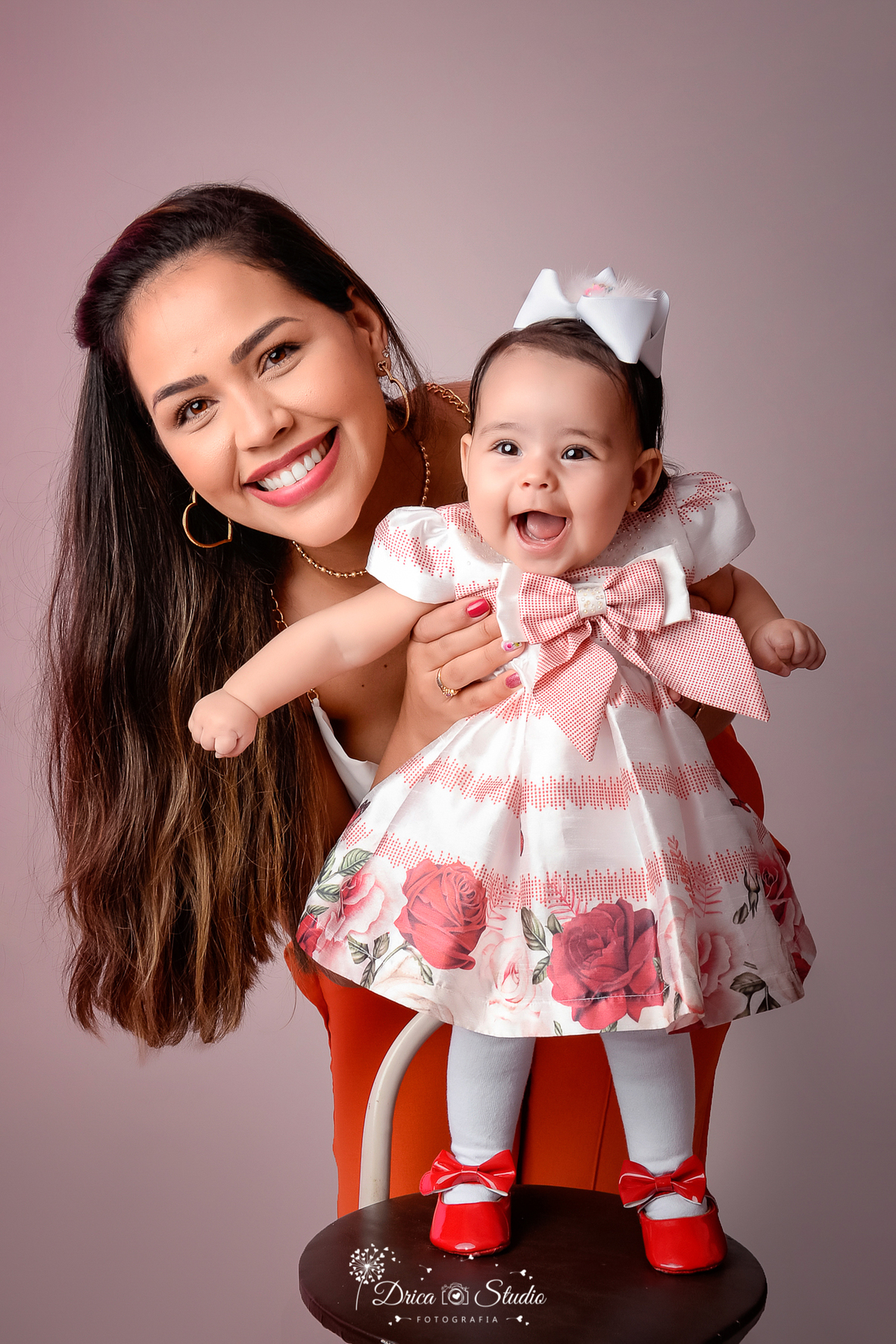 mãe e filha - fotos em estudio - fotos mãe e filha em estúdio -  bebê - kids - cenário infantil - cenário com flores - menina - mulher - 6 meses - Xinguara - Pará - Drica studio - fotografia