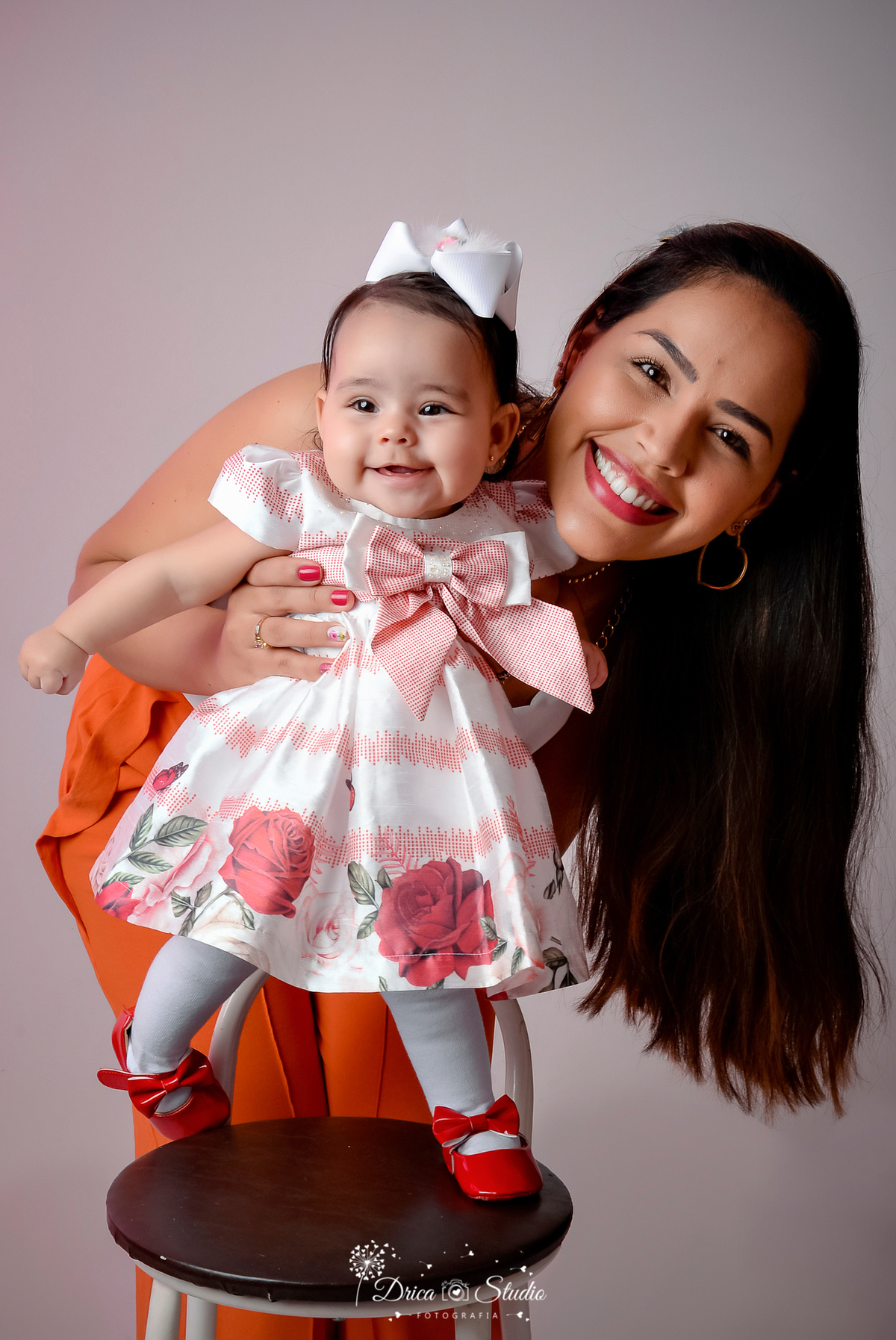 mãe e filha - fotos em estudio - fotos mãe e filha em estúdio -  bebê - kids - cenário infantil - cenário com flores - menina - mulher - 6 meses - Xinguara - Pará - Drica studio - fotografia
