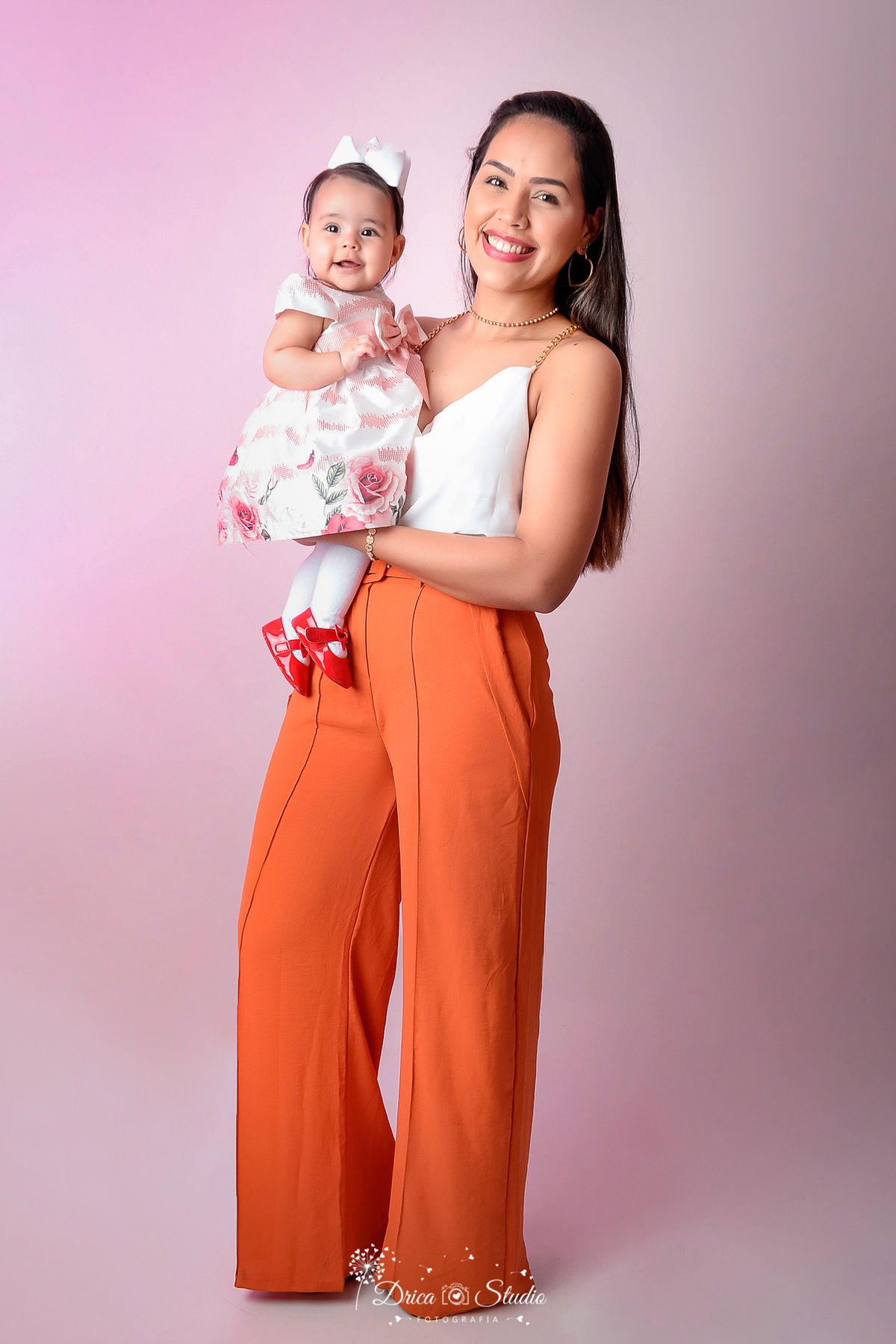 mãe e filha - fotos em estudio - fotos mãe e filha em estúdio -  bebê - kids - cenário infantil - cenário com flores - menina - mulher - 6 meses - Xinguara - Pará - Drica studio - fotografia