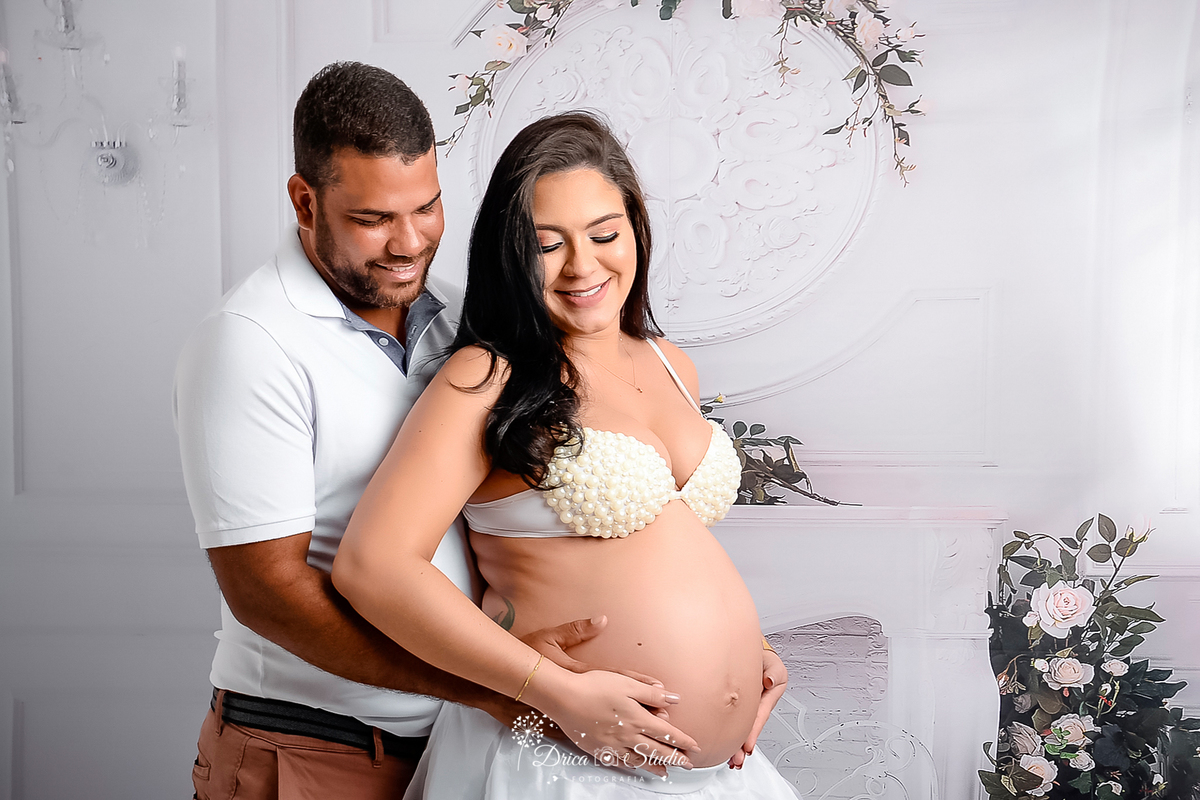 gestante - gestação - gravidez - meu mundo rosa - fotos diferentes de gestantes - pai e mãe - pacotinho de amor - á espera de uma menina - fotos gestante com cachorro - drica studio - fotografia - xinguara - pará - fotos em estúdio