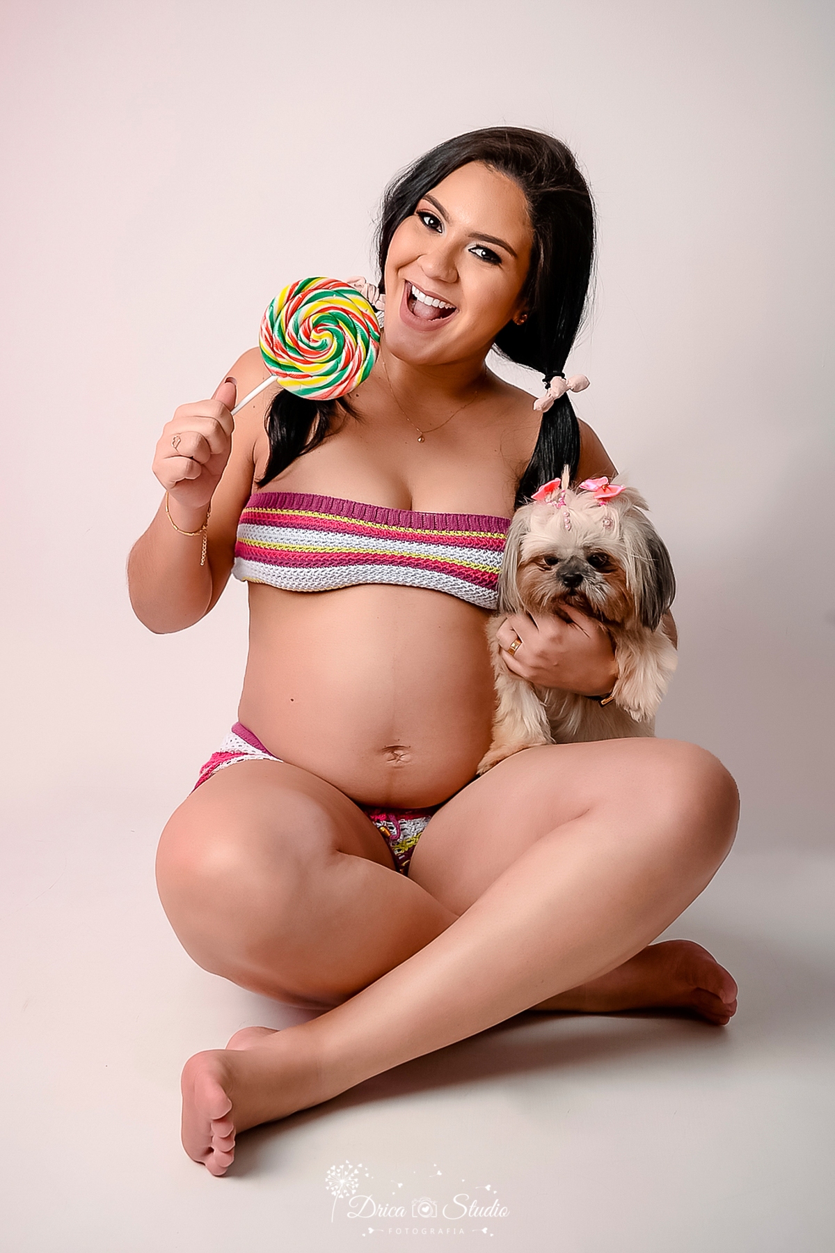 gestante - gestação - gravidez - meu mundo rosa - fotos diferentes de gestantes - pai e mãe - pacotinho de amor - á espera de uma menina - fotos gestante com cachorro - drica studio - fotografia - xinguara - pará - fotos em estúdio