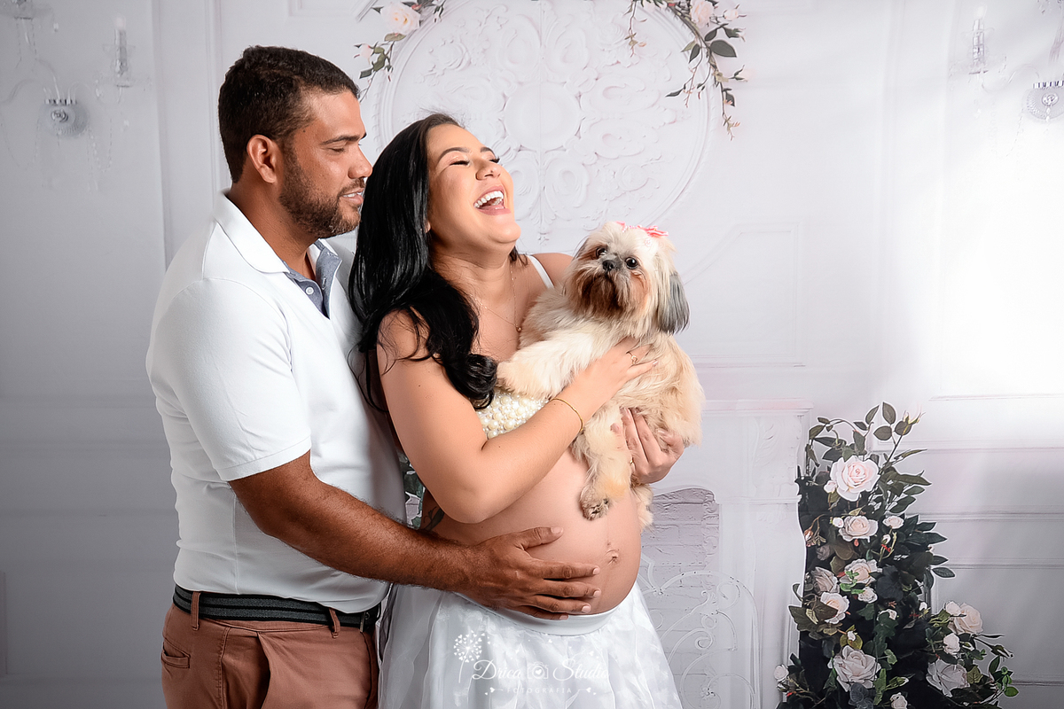 gestante - gestação - gravidez - meu mundo rosa - fotos diferentes de gestantes - pai e mãe - pacotinho de amor - á espera de uma menina - fotos gestante com cachorro - drica studio - fotografia - xinguara - pará - fotos em estúdio