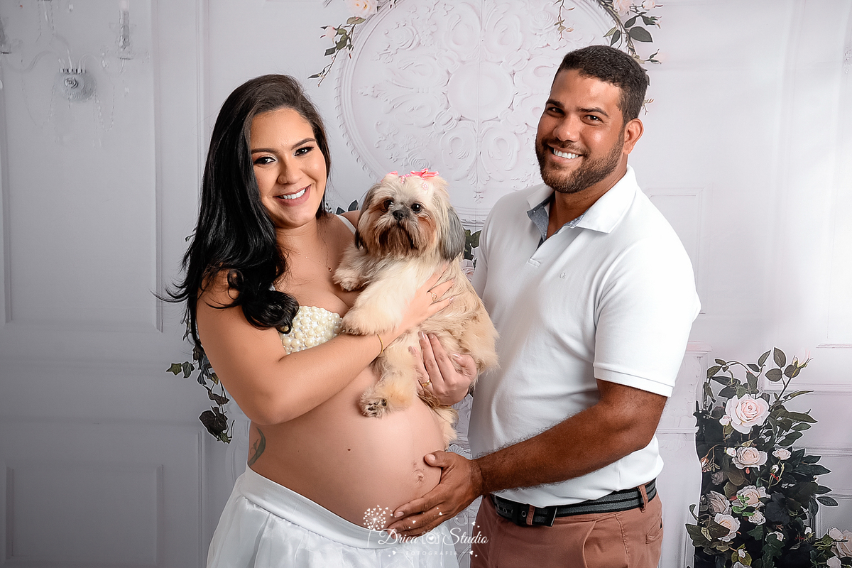 gestante - gestação - gravidez - meu mundo rosa - fotos diferentes de gestantes - pai e mãe - pacotinho de amor - á espera de uma menina - fotos gestante com cachorro - drica studio - fotografia - xinguara - pará - fotos em estúdio