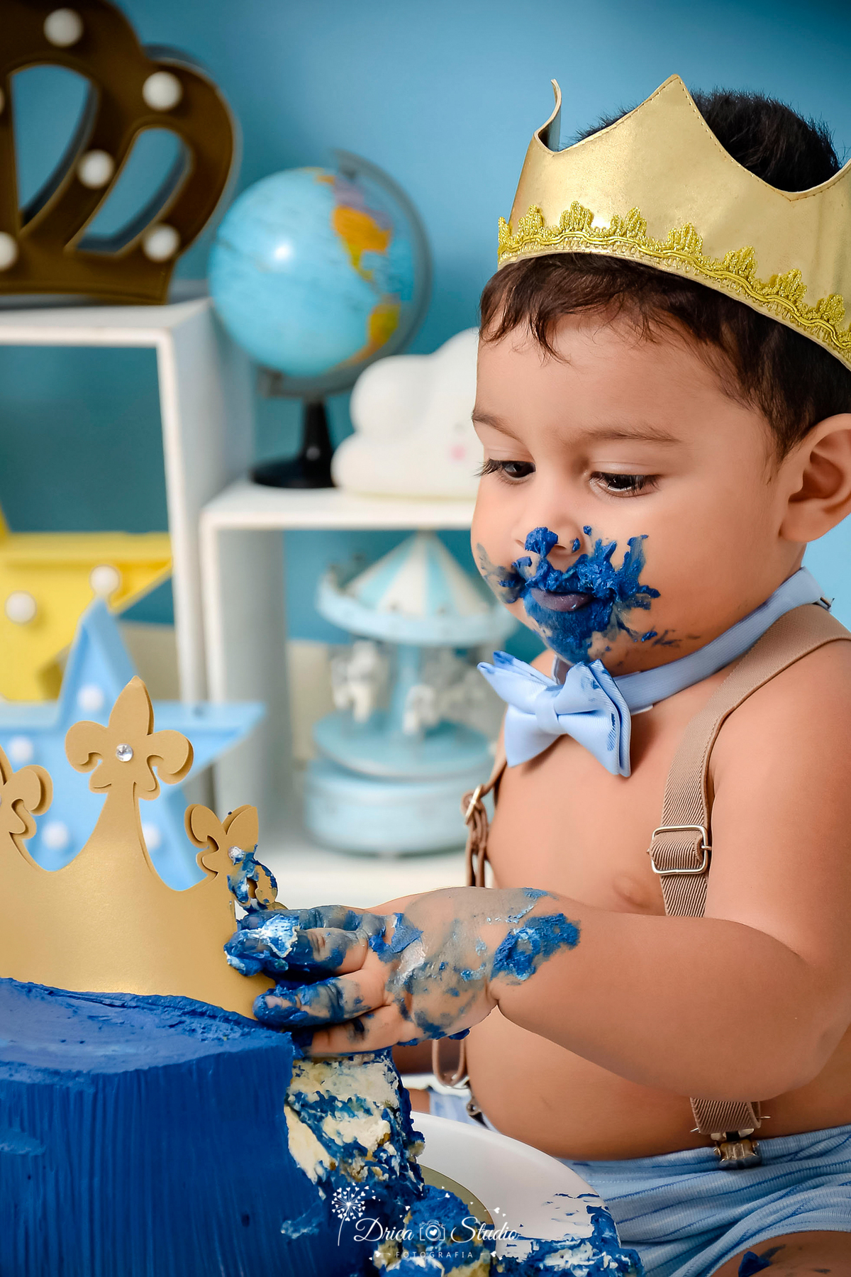 smash de cake - 1 aninho - príncipe - cenário de príncipe - olhando pro bolo - 
one - bolo - destruindo bolo - fotos em estúdio -  Eduardo - meu primeiro aninho - xinguara - pará - drica studio fotografia - balões