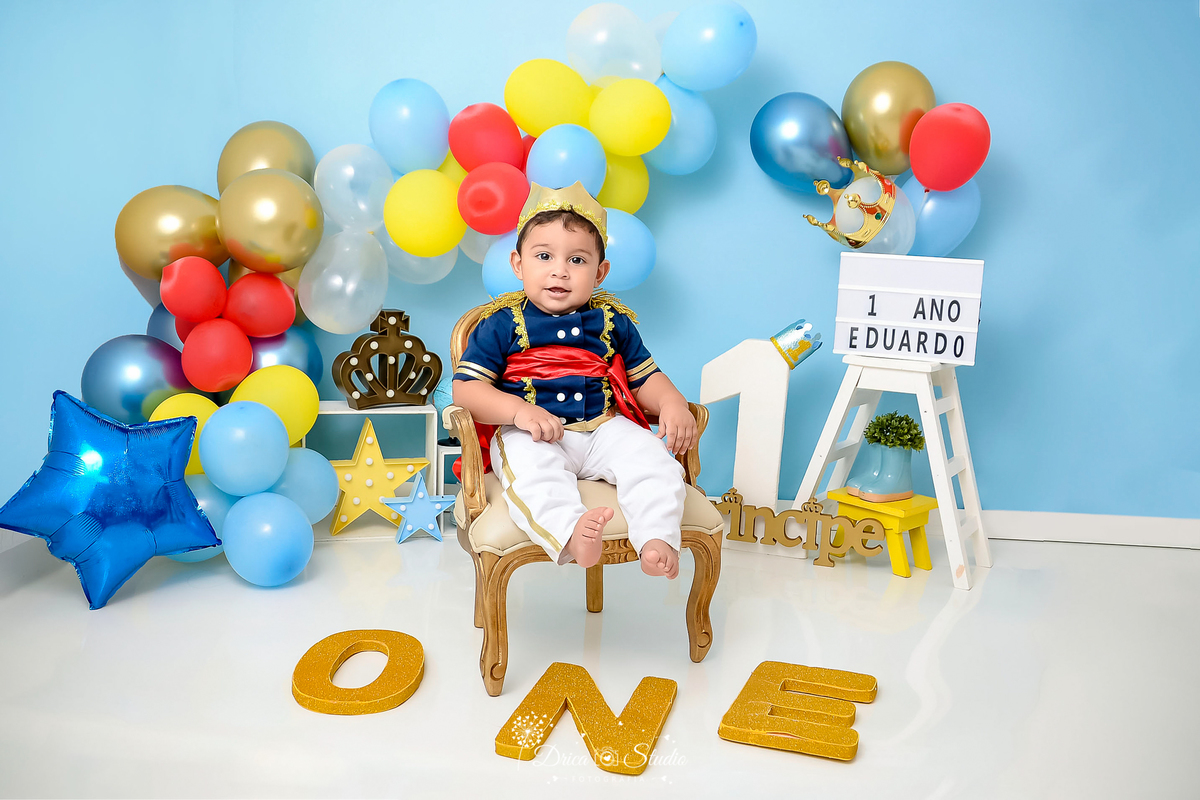 smash de cake - 1 aninho - príncipe - cenário de príncipe - one - bolo - cnário azul - destruindo bolo - fotos em estúdio -  Eduardo - meu primeiro aninho - xinguara - pará - drica studio fotografia - balões