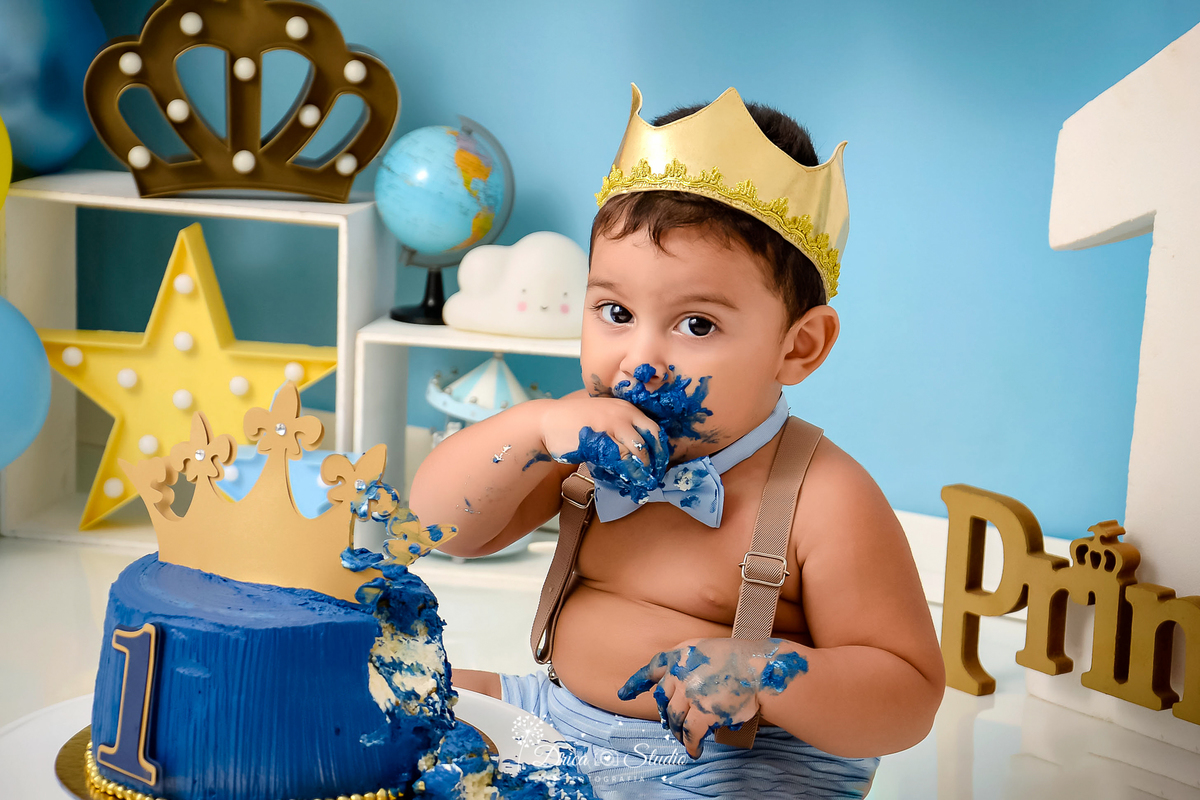 smash de cake - 1 aninho - príncipe - comendo e olhando pra foto -  cenário de príncipe - one - bolo - destruindo bolo - fotos em estúdio -  Eduardo - meu primeiro aninho - xinguara - pará - drica studio fotografia - balões