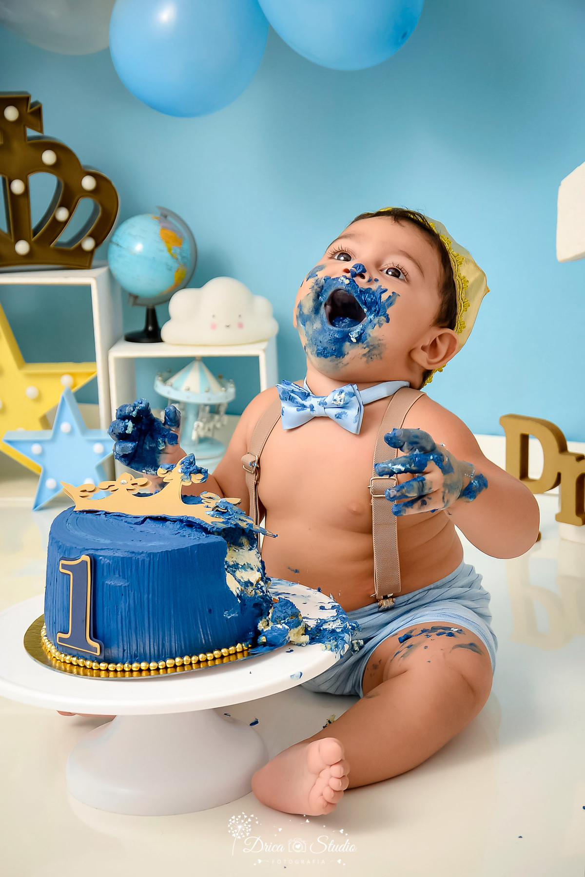 smash de cake - 1 aninho - mordendo bolo - príncipe - cenário de príncipe - one - bolo - destruindo bolo - fotos em estúdio -  Eduardo - meu primeiro aninho - xinguara - pará - drica studio fotografia - balões