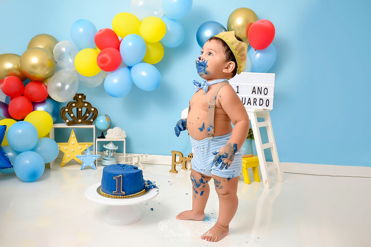 smash de cake - 1 aninho - príncipe - cenário de príncipe - coroa de príncipe - one - bolo - destruindo bolo - fotos em estúdio -  Eduardo - meu primeiro aninho - xinguara - pará - drica studio fotografia - balões