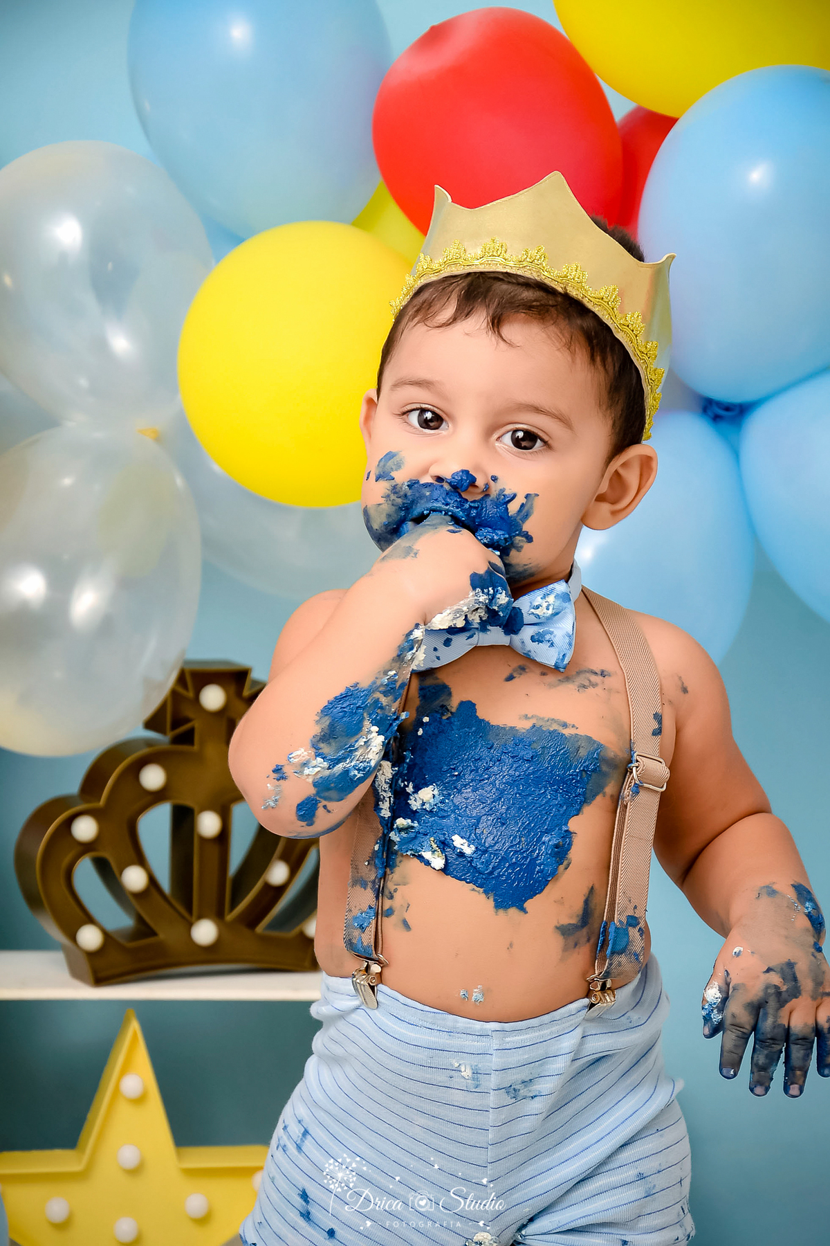 smash de cake - 1 aninho - príncipe - cenário de príncipe - one - bolo - pegando no bolo com as mãos - destruindo bolo - fotos em estúdio -  Eduardo - meu primeiro aninho - xinguara - pará - drica studio fotografia - balões