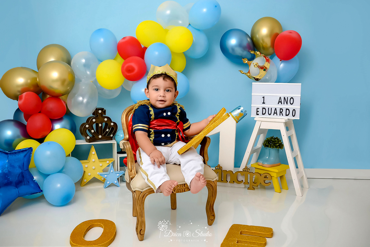smash de cake - 1 aninho - roupa de príncipe - príncipe - cenário de príncipe - one - bolo - destruindo bolo - fotos em estúdio -  Eduardo - meu primeiro aninho - xinguara - pará - drica studio fotografia - balões