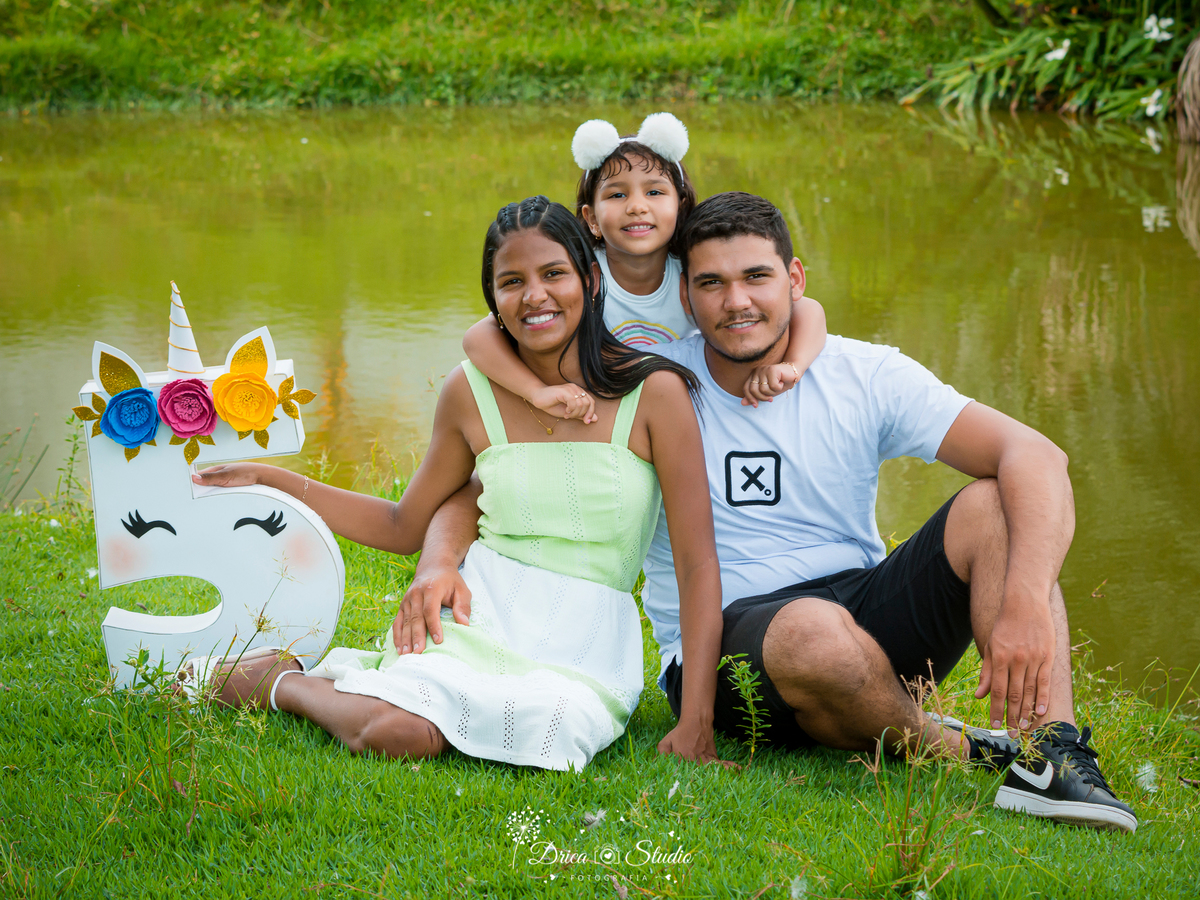 Família - externas - ao ar livre - 5 anos - infantis -  profissionais - unicórnio - book infantil - kids - menina - meu mundo rosa -pai e mãe - filha - Drica studio fotografia - Xinguara - Pará 
