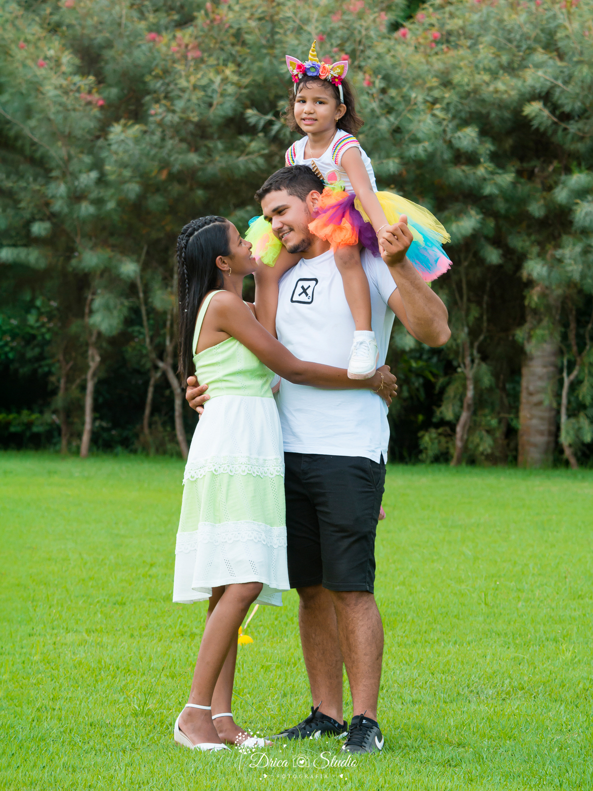 Família -  externas -  ao ar livre - 5 anos -  infantis - fotos profissionais - unicórnio - book infantil - kids - menina - meu mundo rosa -pai e mãe - filha - Drica studio fotografia - Xinguara - Pará 