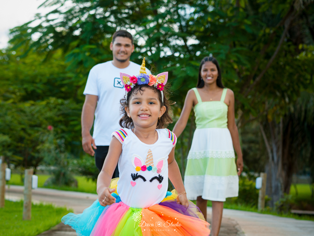 Família -  externas -  ao ar livre - 5 anos -  infantis - profissionais - unicórnio - book infantil - kids - menina - meu mundo rosa -pai e mãe - filha - Drica studio fotografia - Xinguara - Pará 