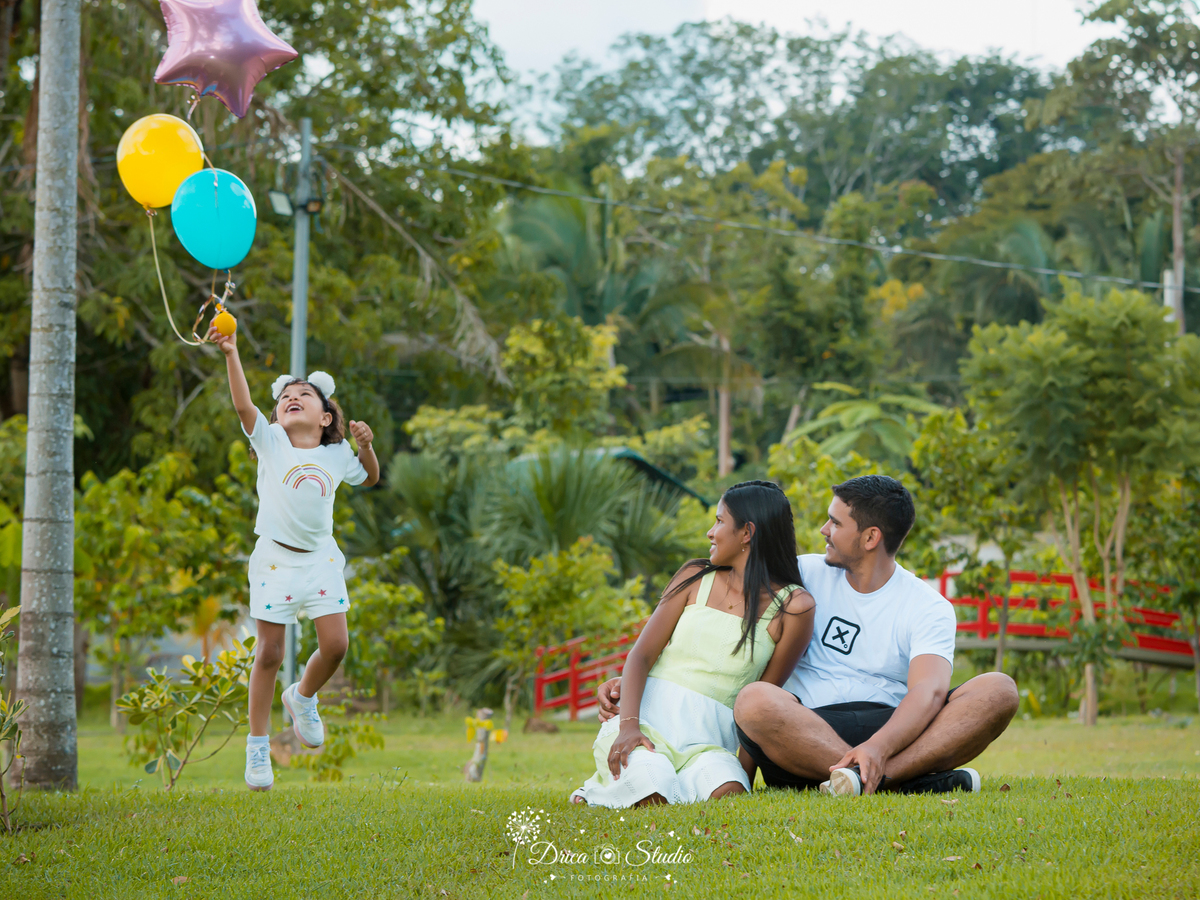 Família - externas - ao ar livre - 5 anos -  infantis -  profissionais - fotos família com balões  - book infantil - kids - menina - meu mundo rosa -pai e mãe - filha - Drica studio fotografia - Xinguara - Pará 