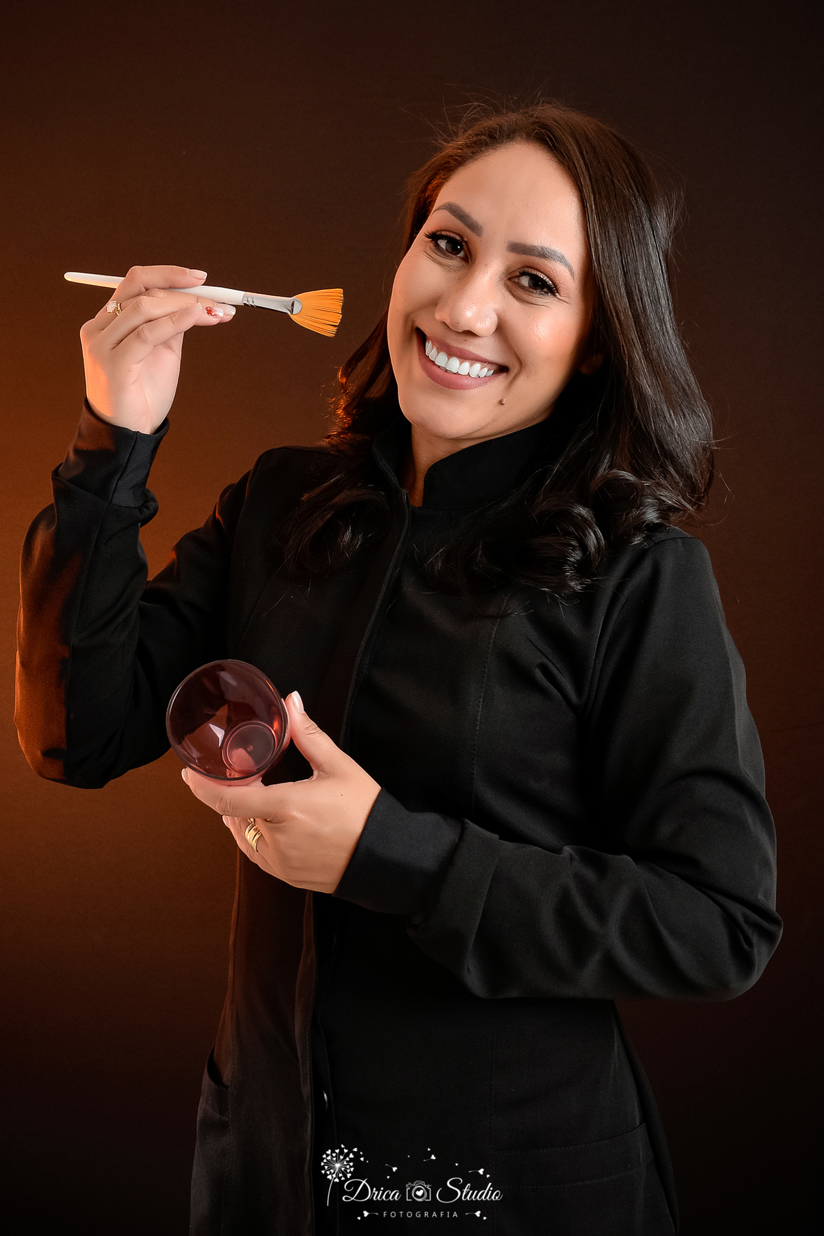 Trabalho - fotos profissionais - fotos de perfil profissional - mulheres empoderadas - independência - fotos em estúdio - fotos em fundo branco -  fotos em fundo preto - fotos com colegas de trabalho - Drica studio fotografias - Xinguara - Pará