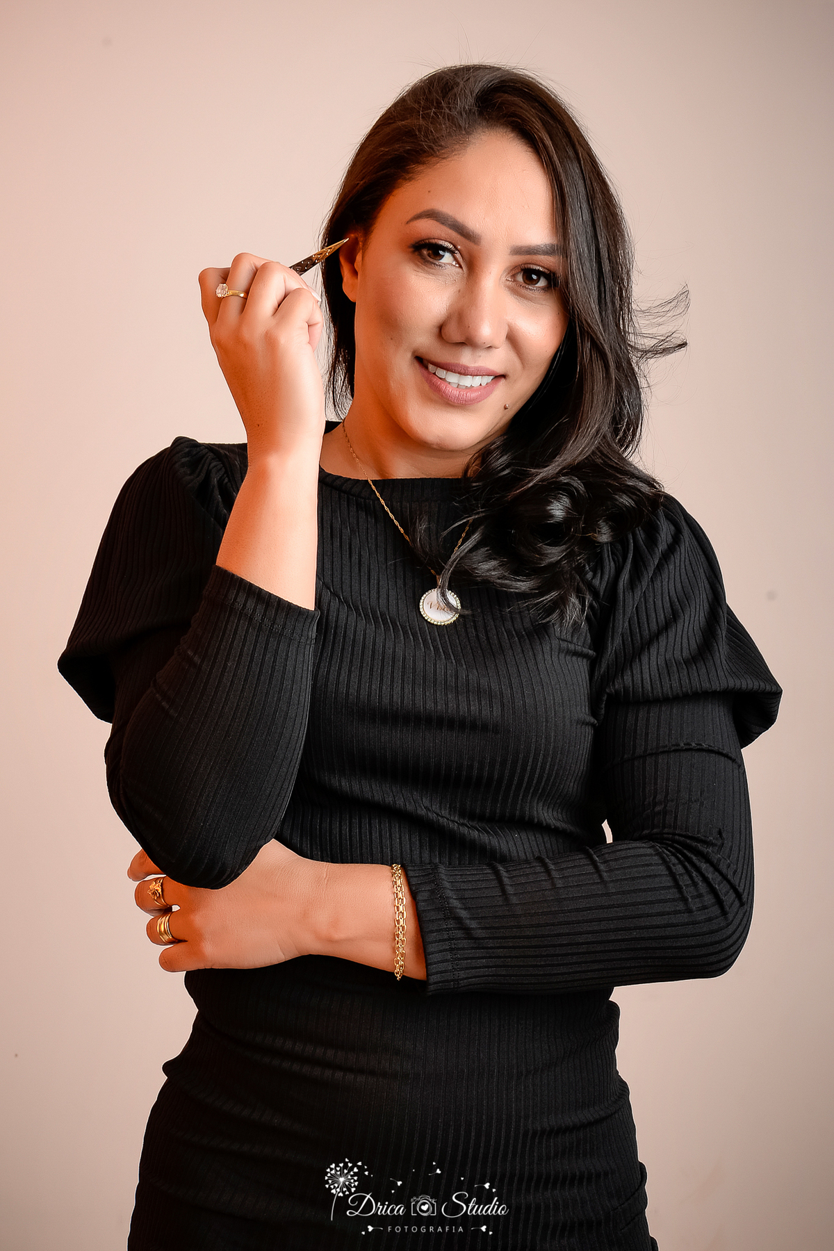 Trabalho - fotos profissionais - fotos de perfil profissional - mulheres empoderadas - independência - fotos em estúdio - fotos em fundo branco -  fotos em fundo preto - fotos com colegas de trabalho - Drica studio fotografias - Xinguara - Pará