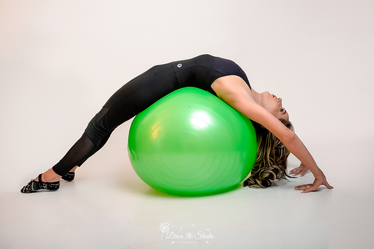 Trabalho - fotos profissionais - fotos de perfil profissional - mulheres empoderadas - independência - fotos em estúdio - fotos em fundo branco -  fotos em fundo preto - fotos com colegas de trabalho - Drica studio fotografias - Xinguara - Pará