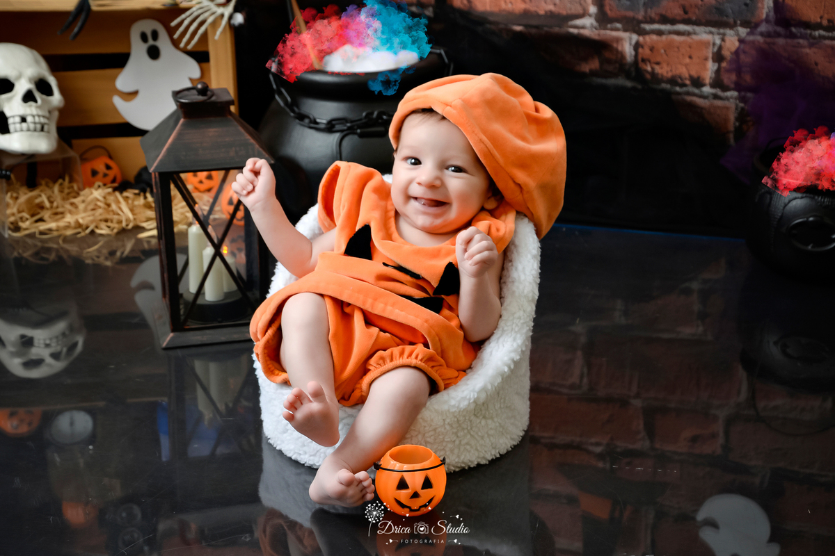 Drica Studio - fotos bebe - acompanhamento mensal -fotos halloween - cenário halloween - fotos xinguara - ensaio bebe - crianças feliz - alegria 